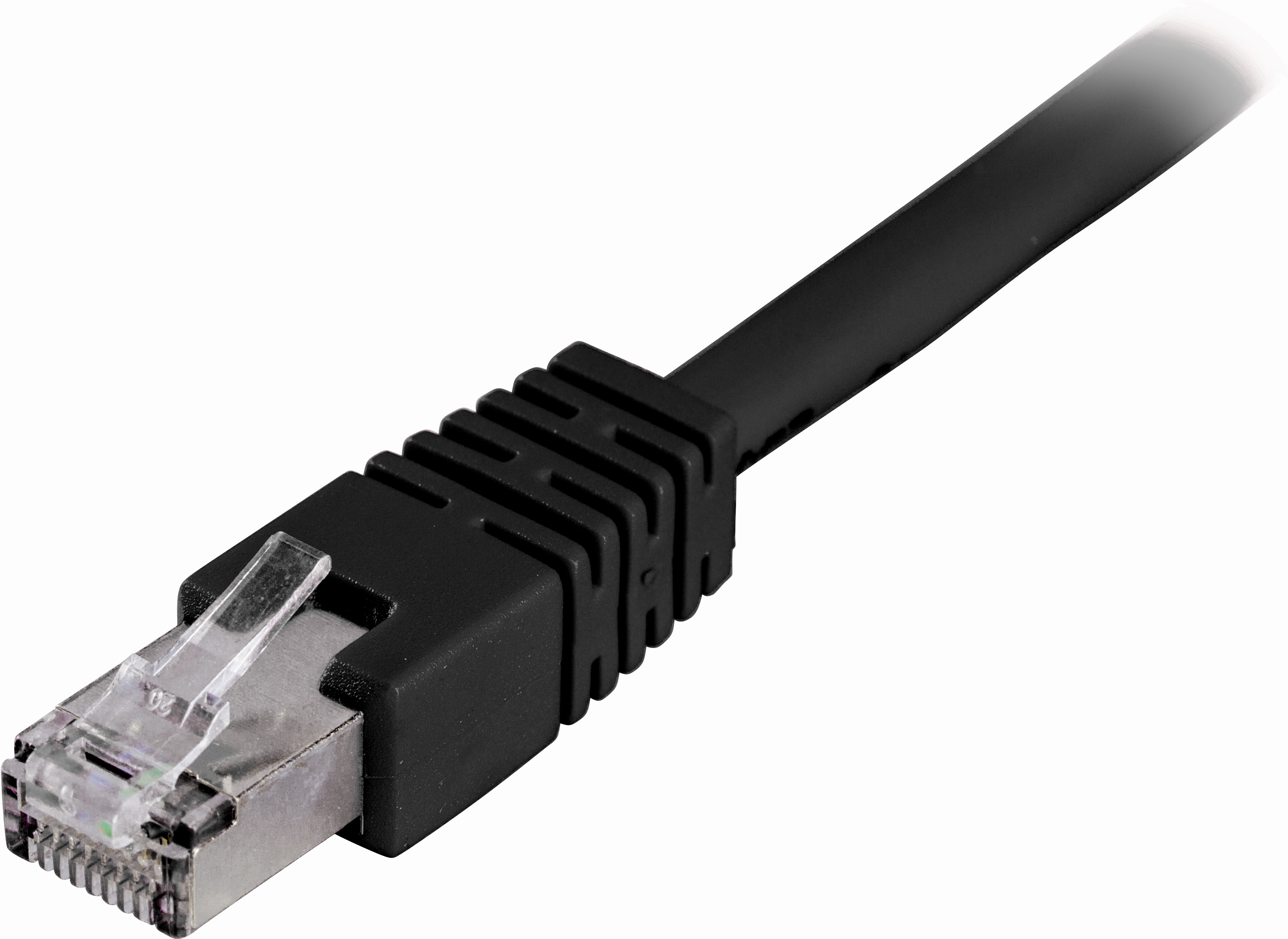 Schwarzes Ethernet-Kabel mit einem Stecker. Es ist auf weißem Hintergrund isoliert.