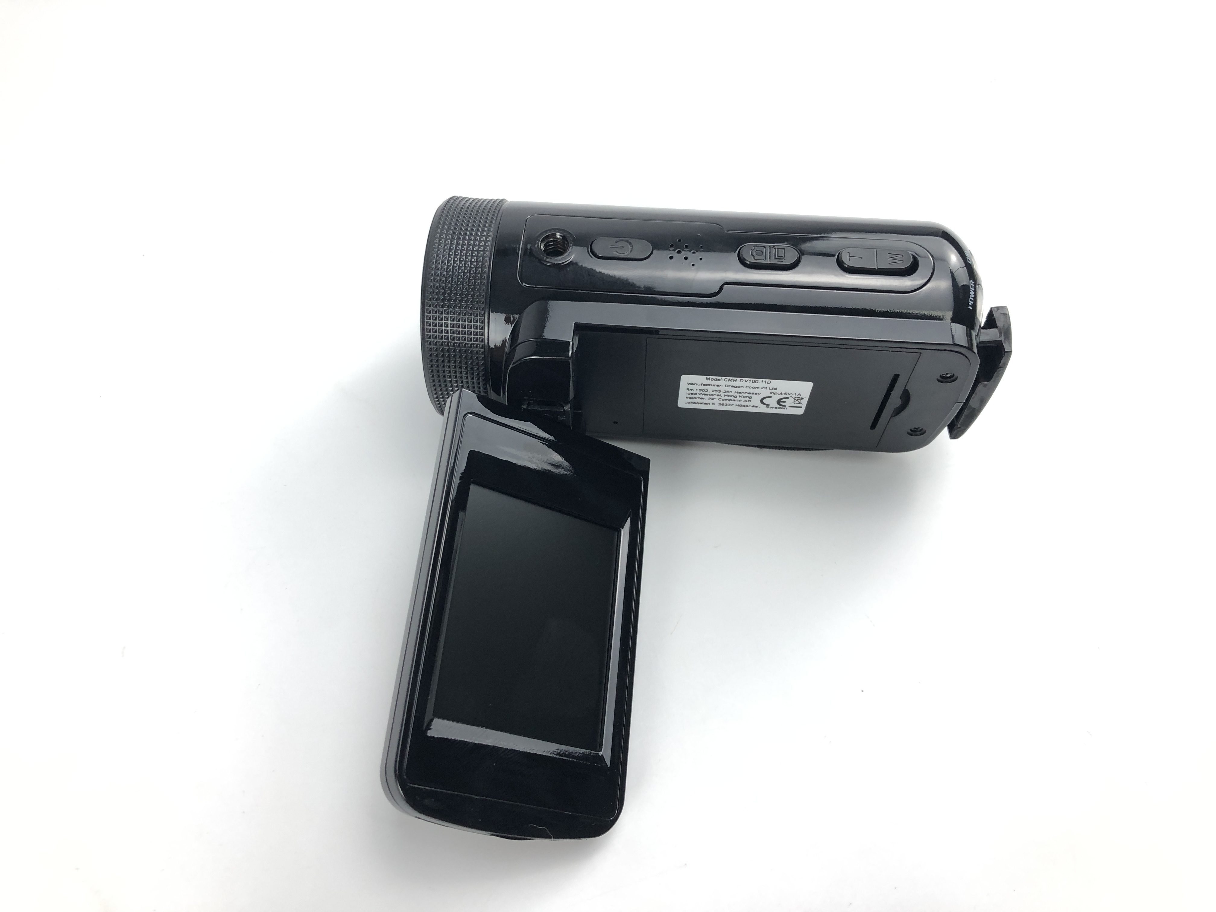 Czarna kamera z rozłożonym ekranem, przyciskami i białym tłem.