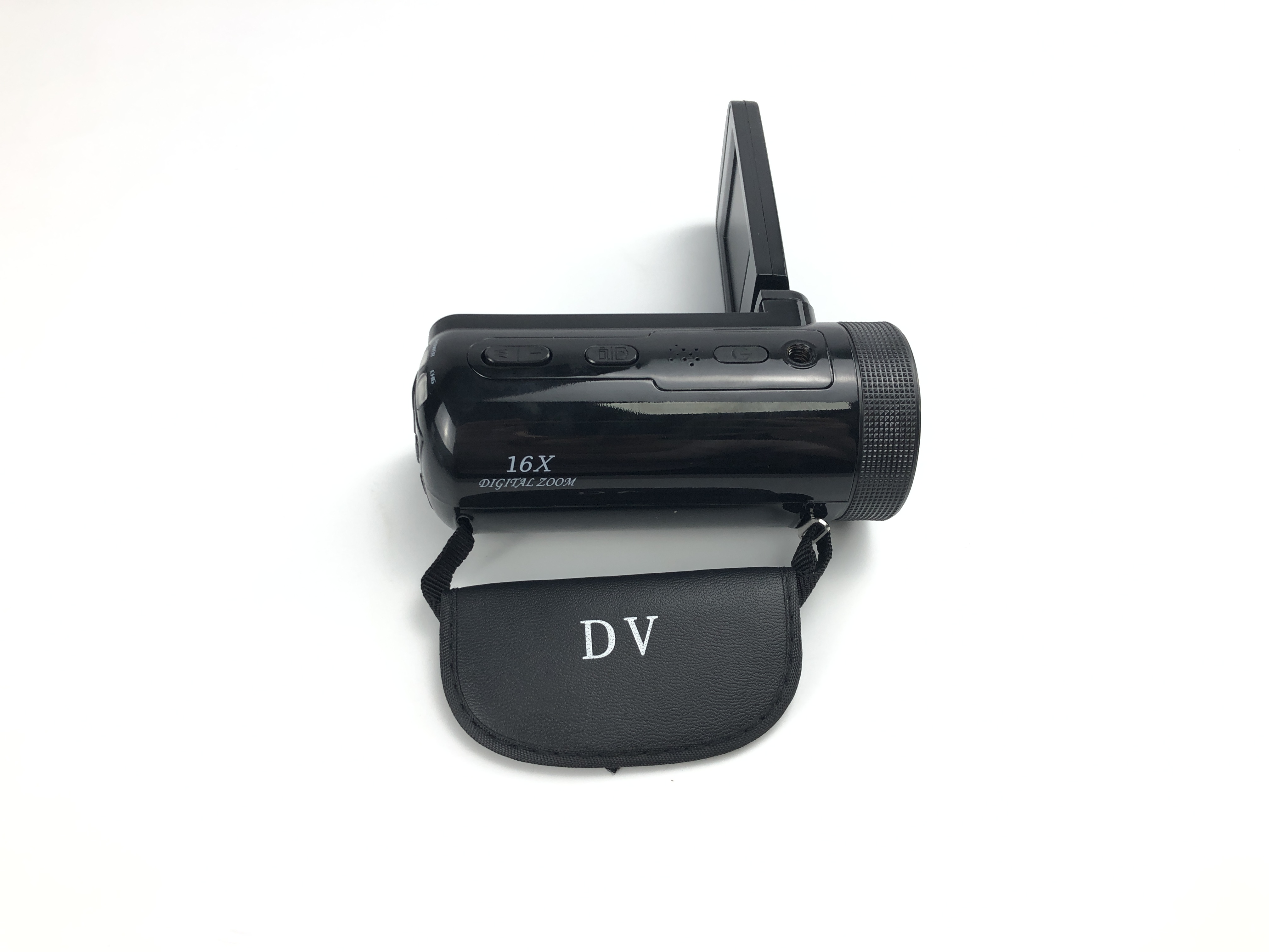 Czarna kamera wideo z rozkładanym ekranem i paskiem do noszenia. Na etui napis 'DV'.