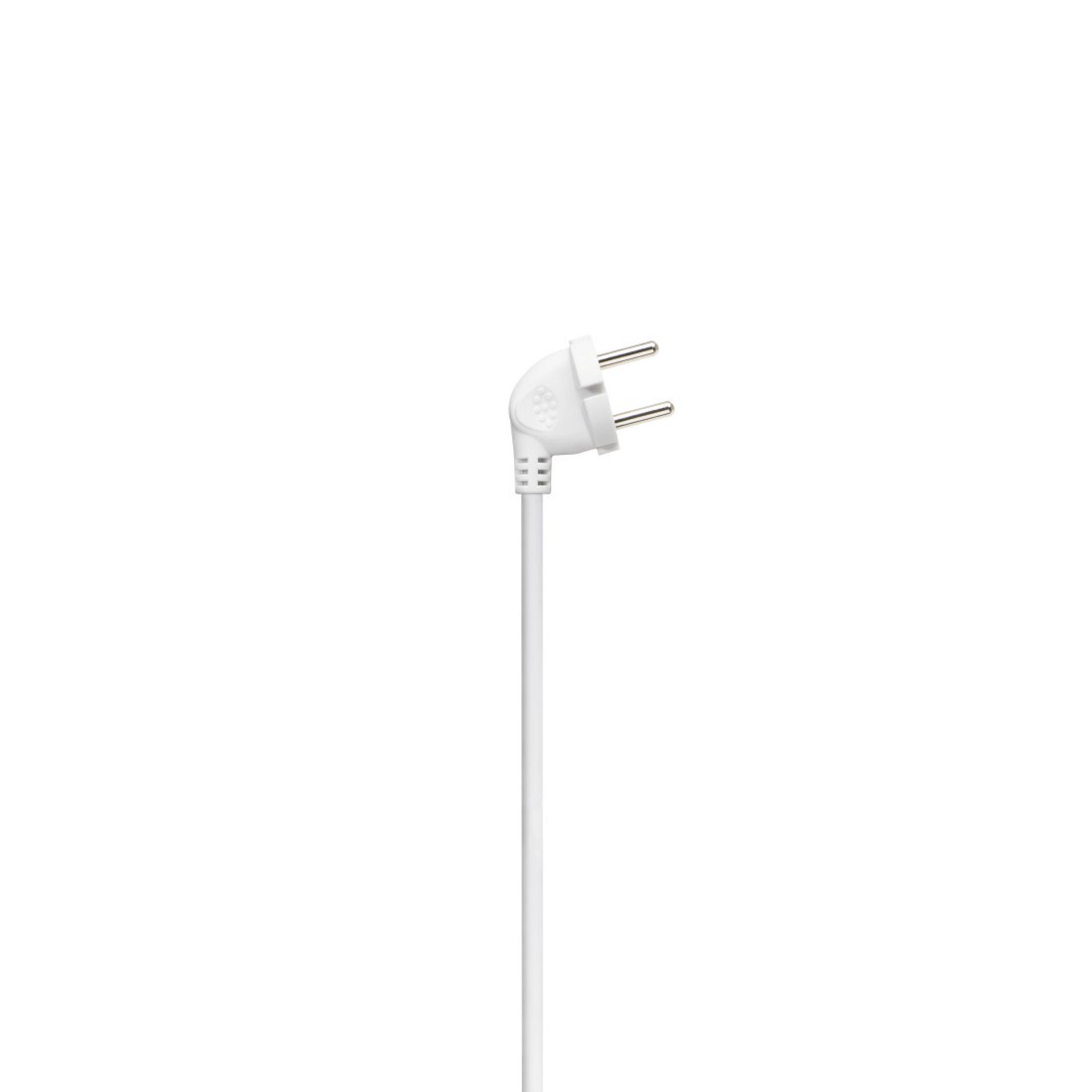 Ein weißer Netzstecker mit weißem Kabel, isoliert auf weißem Hintergrund.
