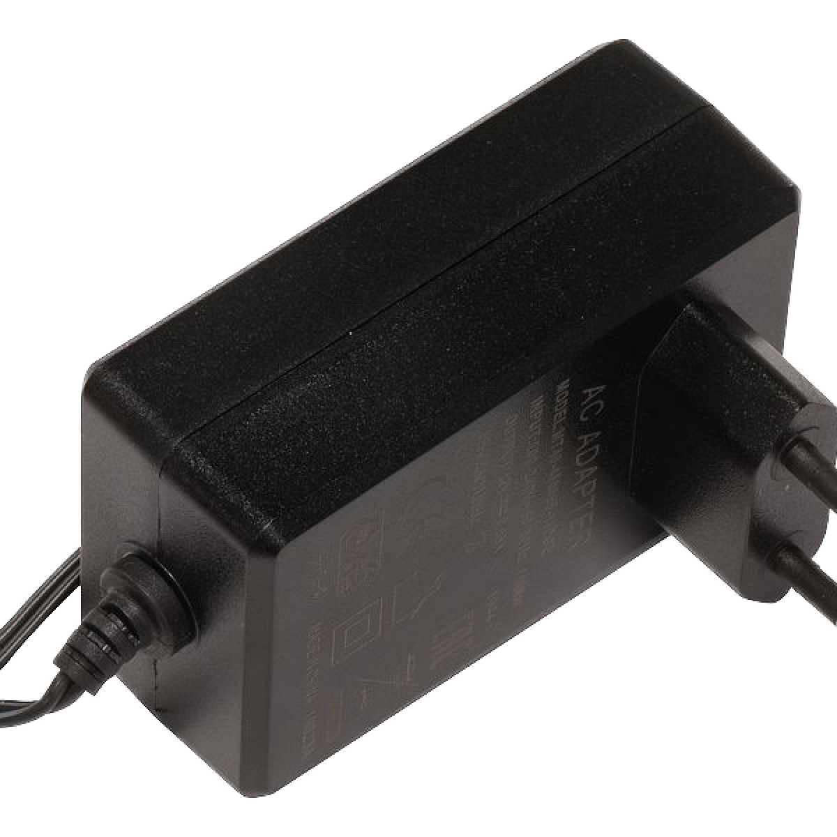 Ein schwarzer AC-Adapter mit Stecker, auf weißem Hintergrund abgewinkelt.