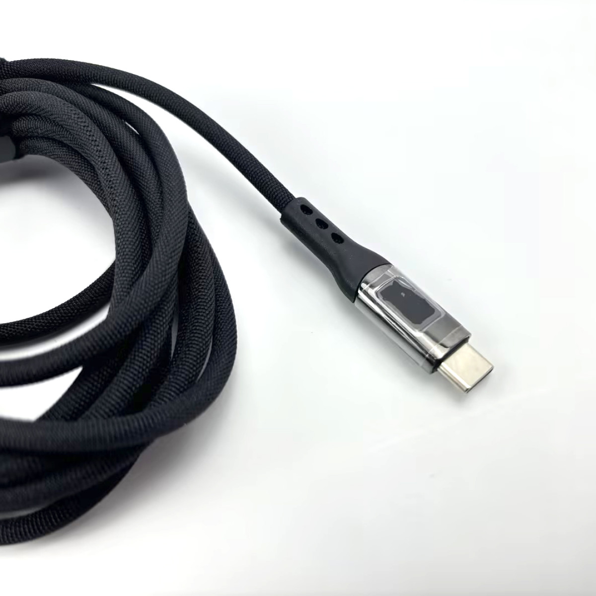 Geflochtenes schwarzes USB-C-Kabel mit silbernem Stecker, weißer Hintergrund.