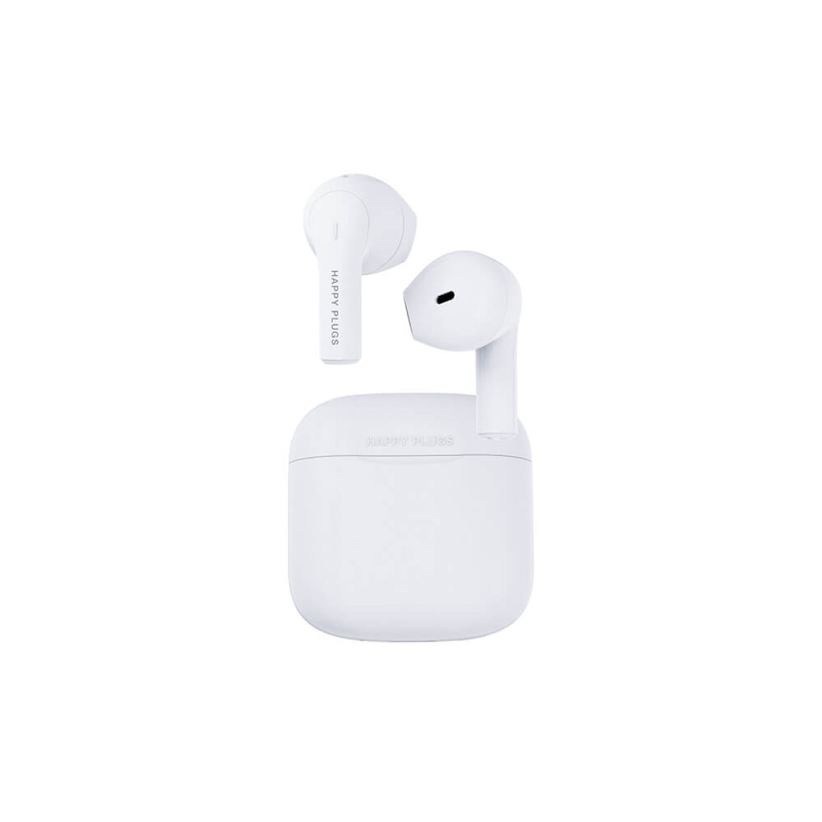 Zwei weiße Happy Plugs Ohrhörer und ein Ladecase. Die Ohrhörer sind auf einer weißen Oberfläche platziert.