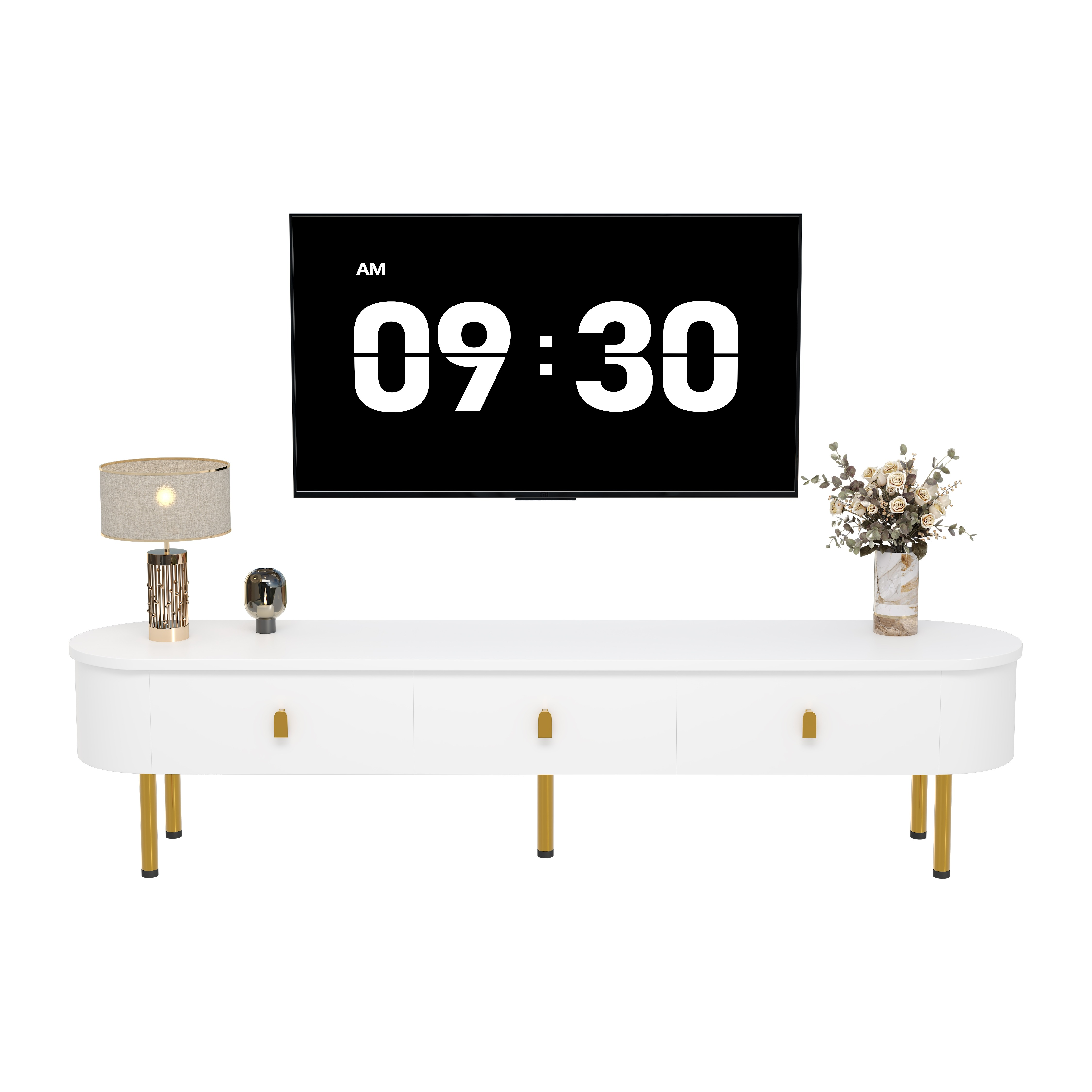 Weißer TV-Ständer mit goldenen Beinen. Eine Uhr zeigt 09:30 Uhr. Eine Lampe und Blumen stehen auf dem Ständer.