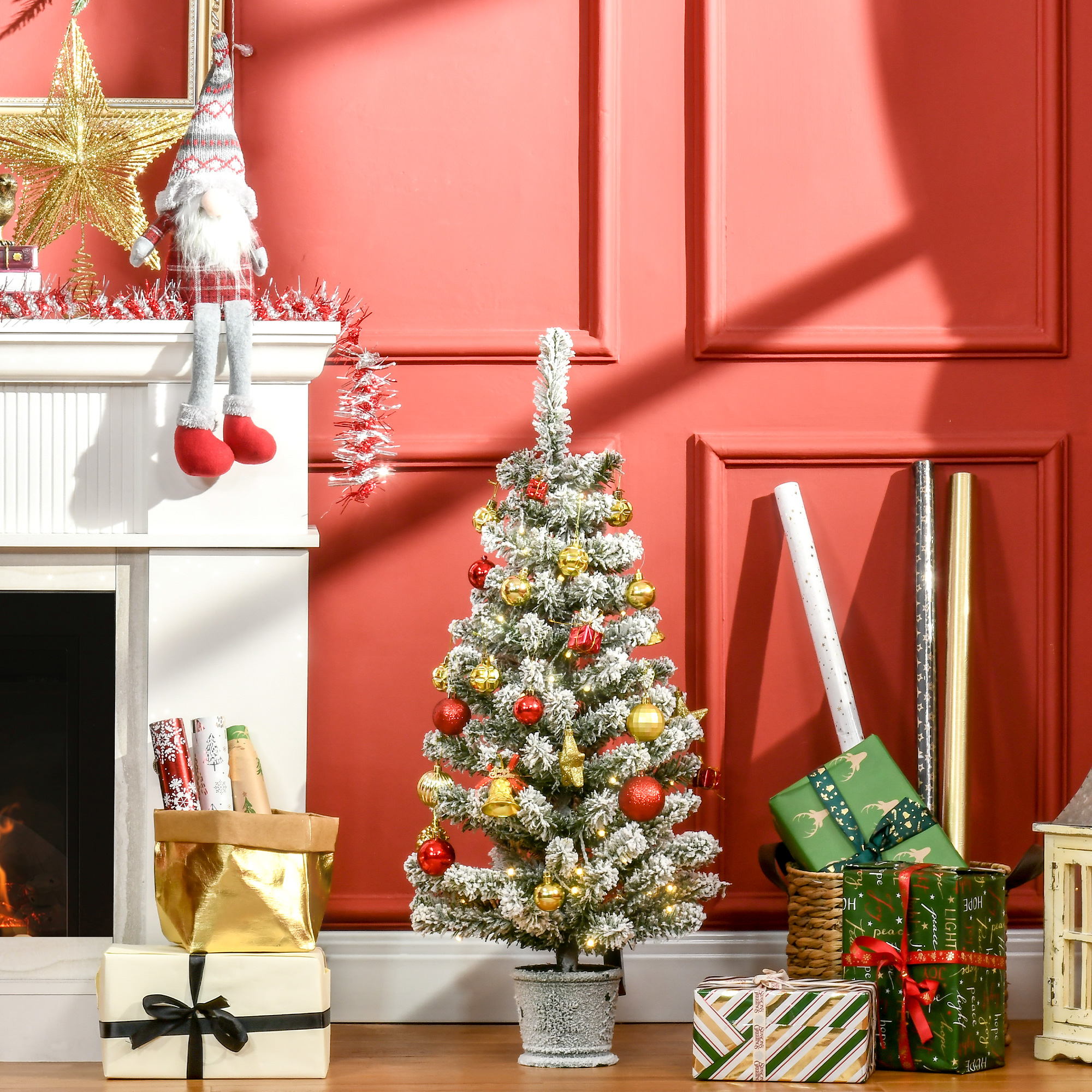 Árbol de Navidad decorado con adornos, regalos y una figura de Papá Noel.
