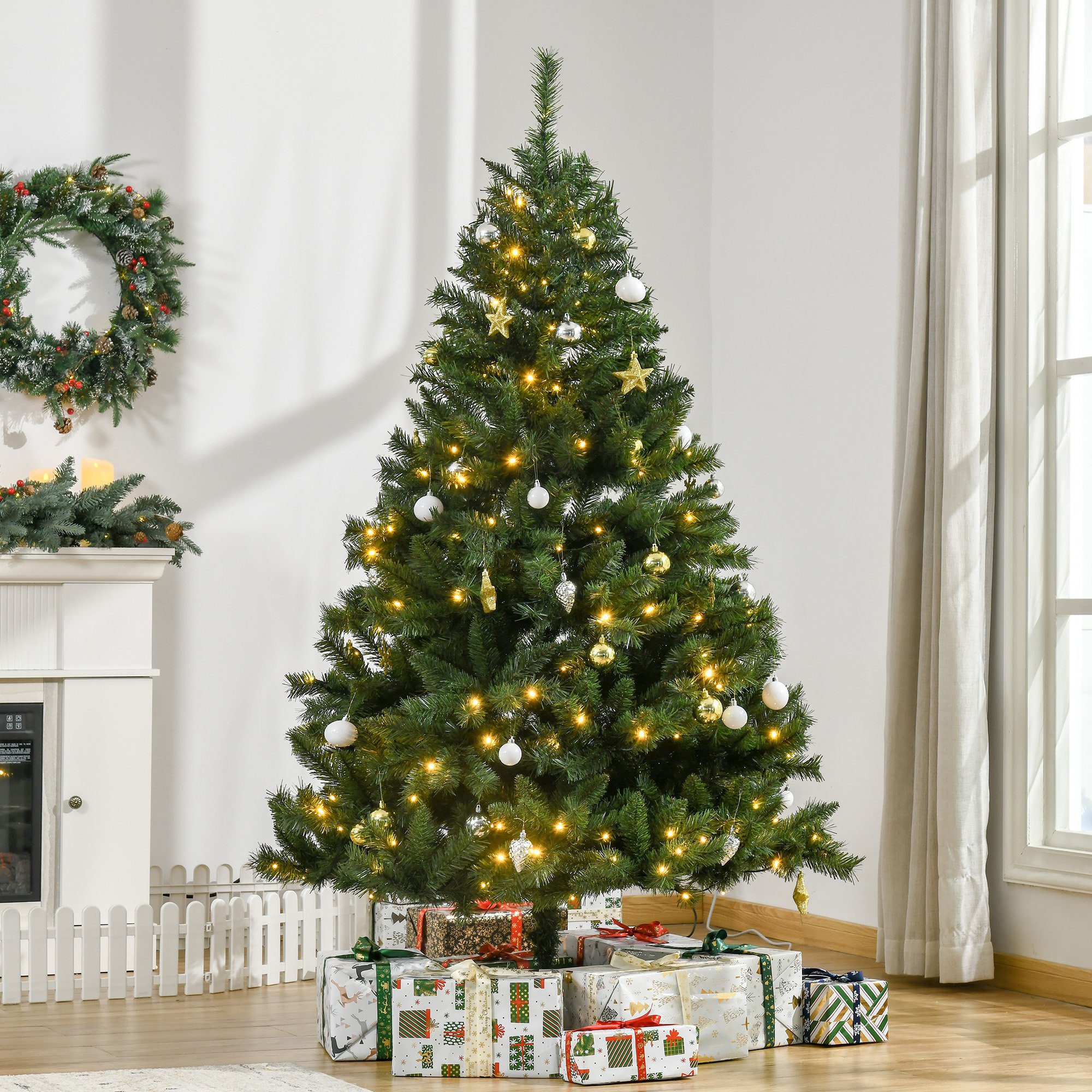 Árbol de Navidad con luces, adornos y regalos debajo, en interiores.