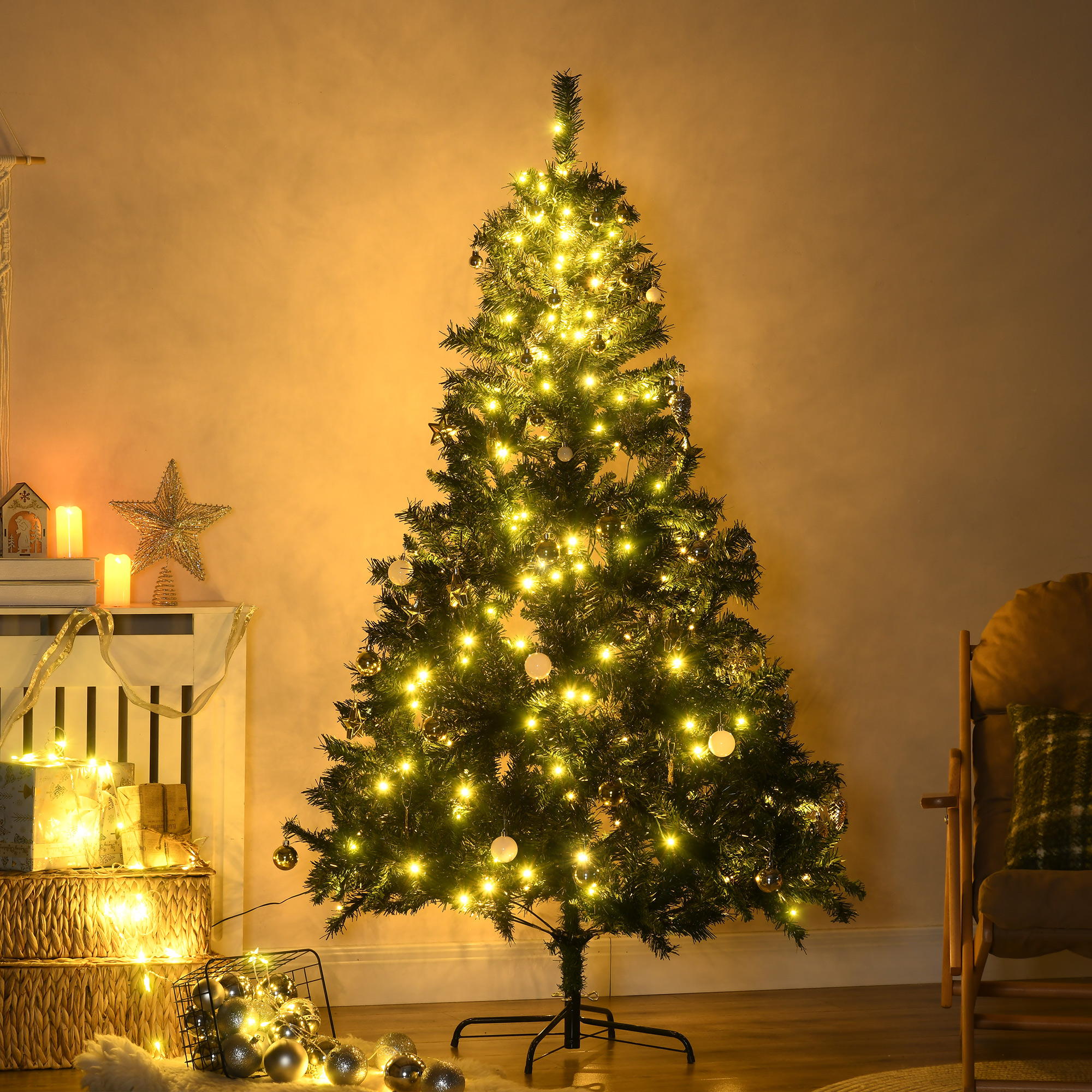 Árbol de Navidad con luces, adornos y regalos. Habitación iluminada.