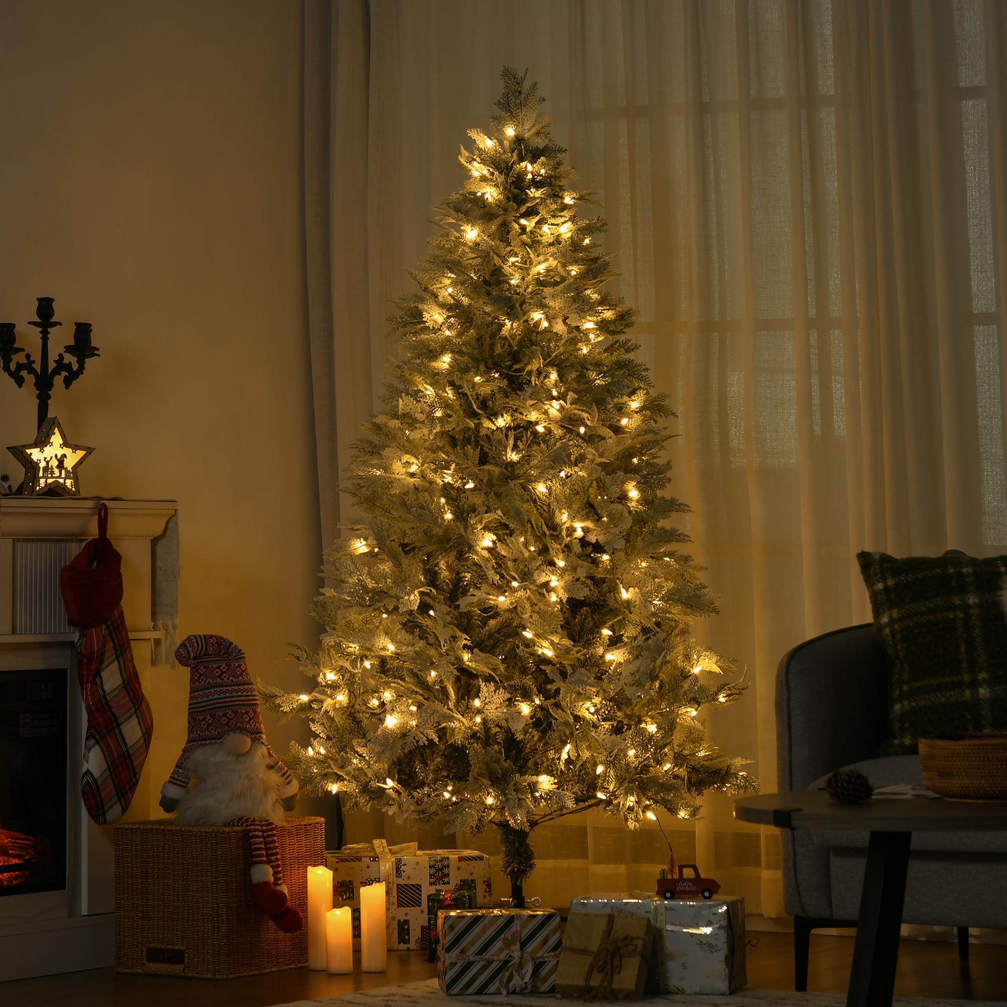 Árbol de Navidad con luces cálidas, regalos debajo y chimenea al fondo.