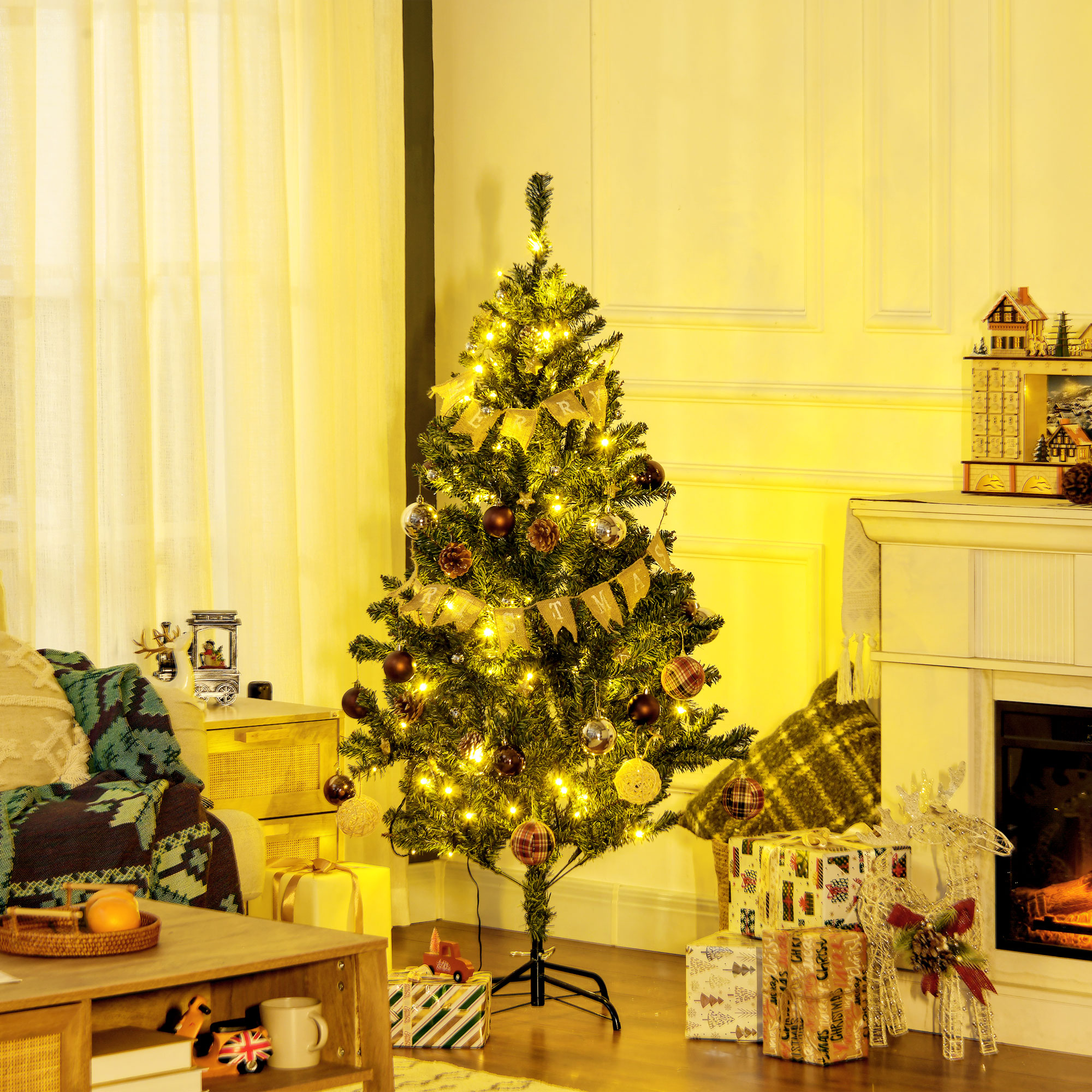 Árbol de Navidad con adornos, luces y regalos, junto a una chimenea. Paredes blancas.