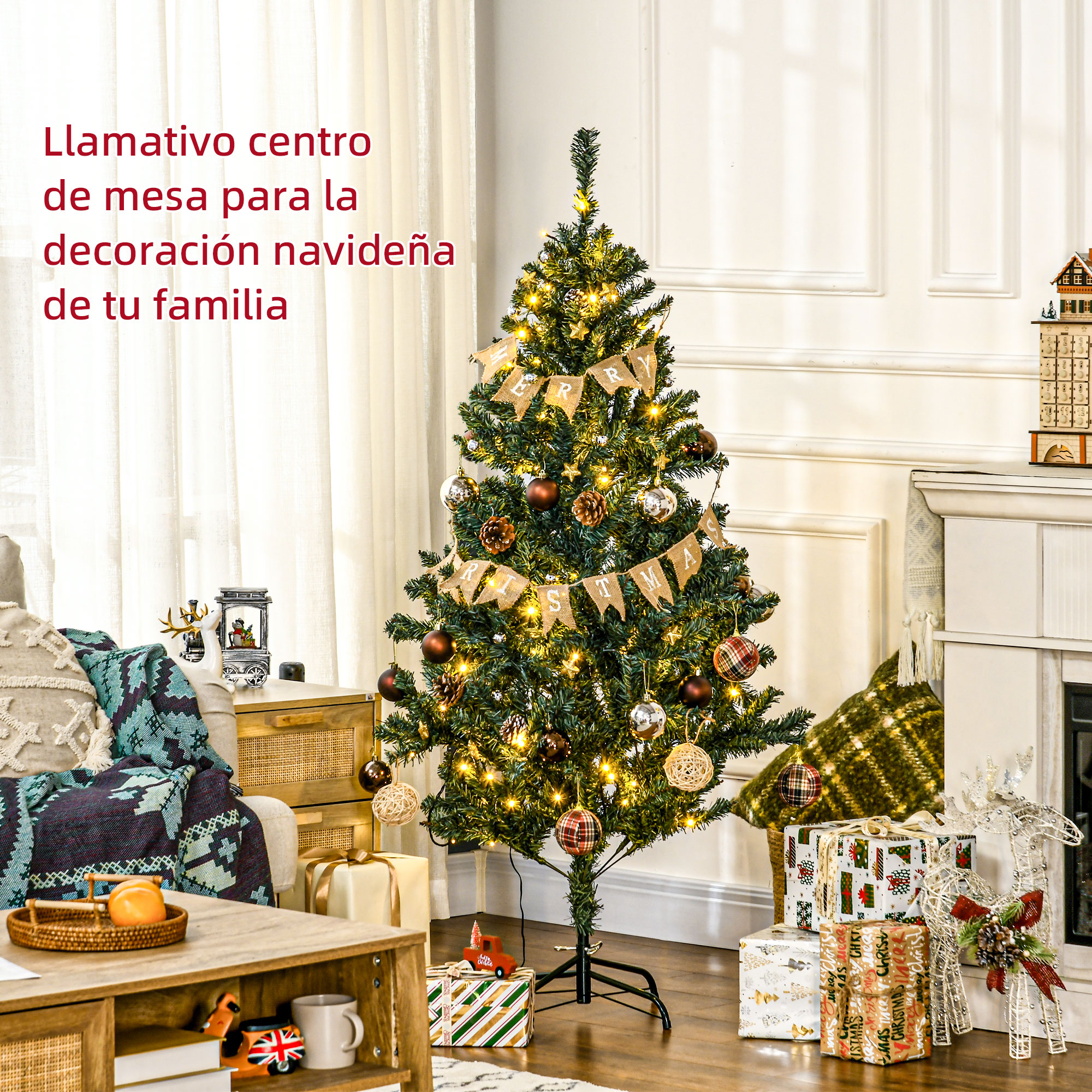 Árbol de Navidad en una sala de estar, con regalos, adornos y una chimenea al fondo.