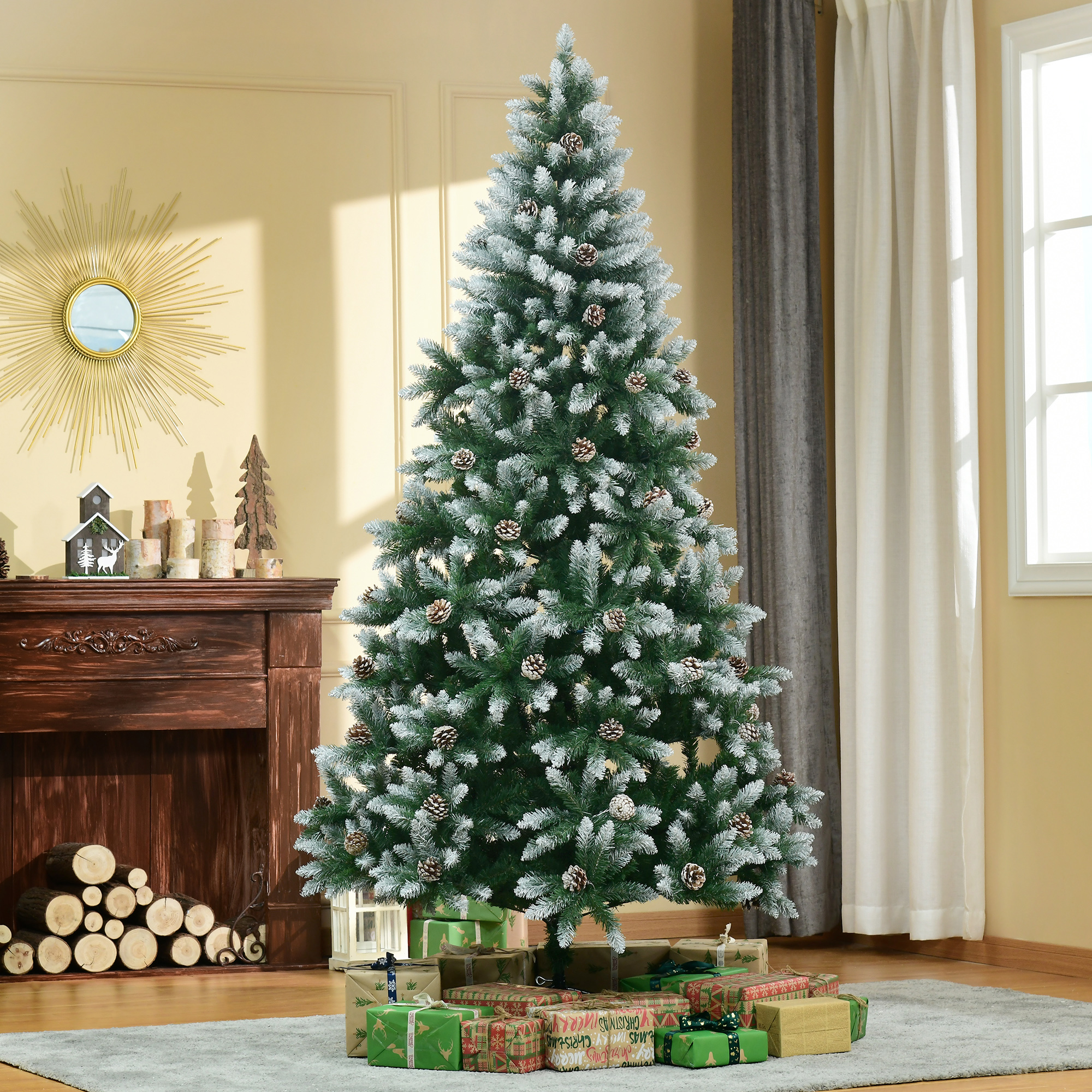 Un árbol de Navidad decorado con regalos debajo, en una sala de estar.