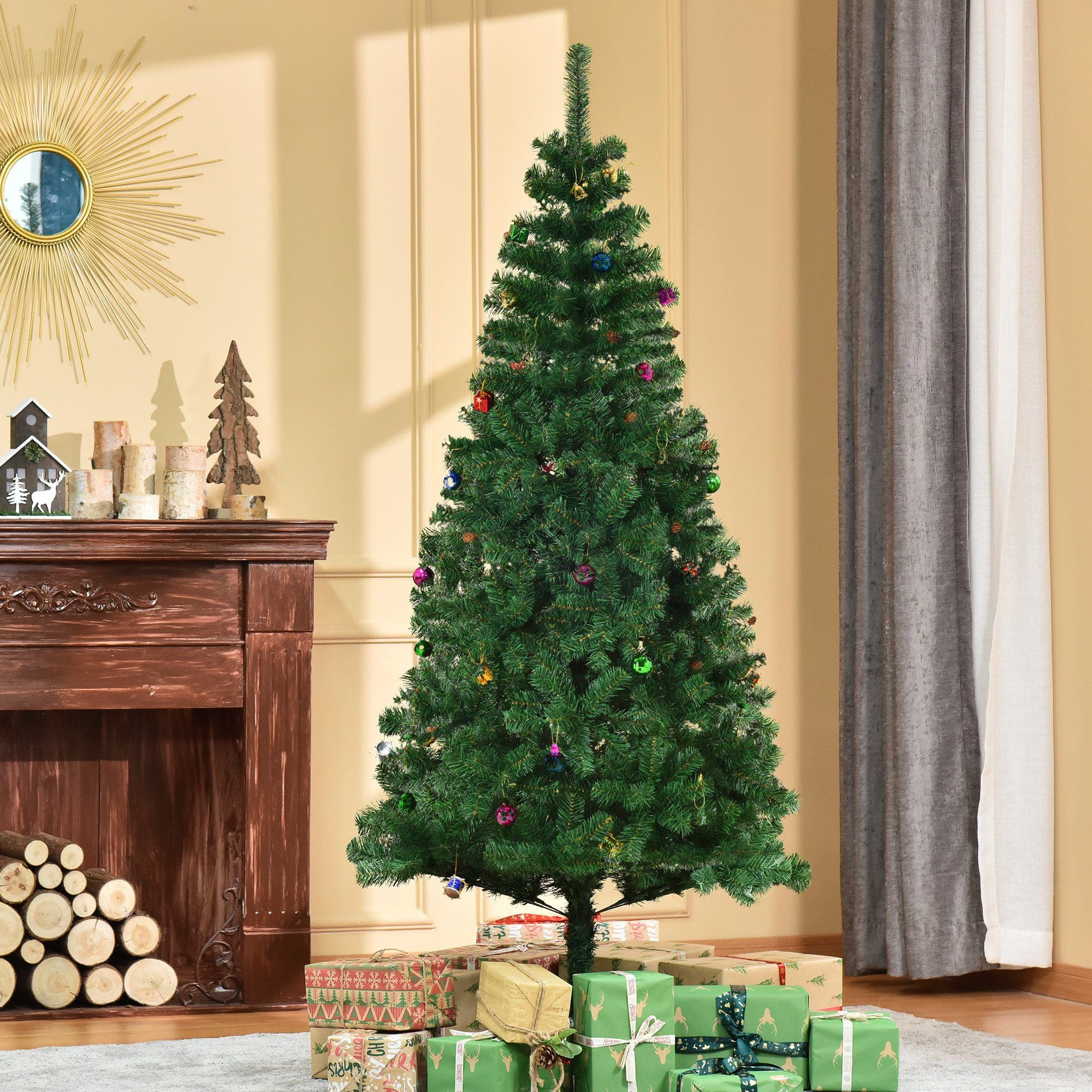Un árbol de Navidad decorado con regalos debajo, en un interior cálido con chimenea.