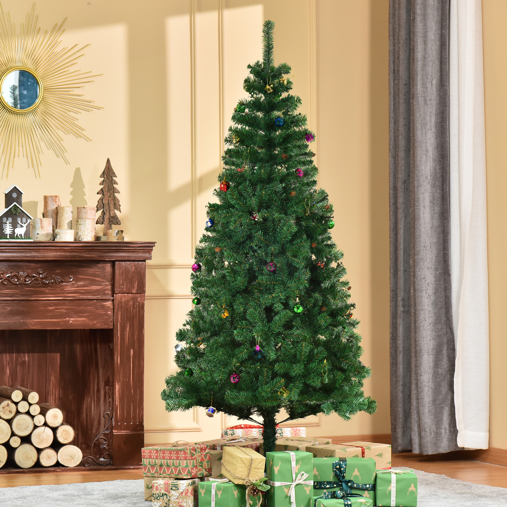 Árbol de Navidad en una habitación, decorado con adornos coloridos y rodeado de regalos.
