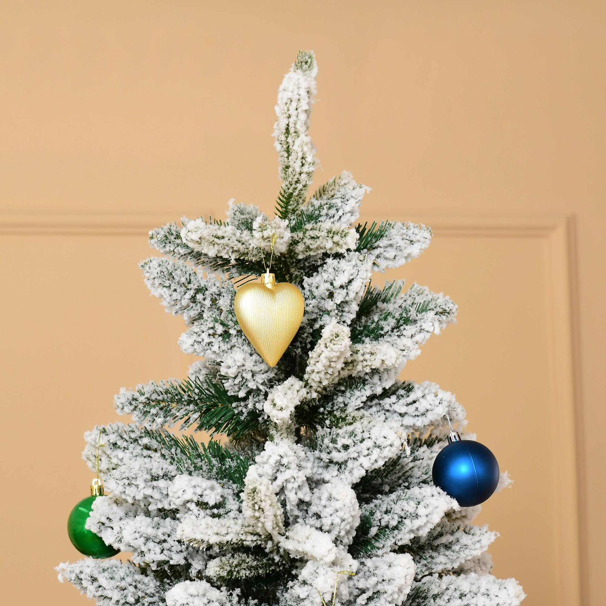 Primer plano de la parte superior de un árbol de Navidad con adornos.