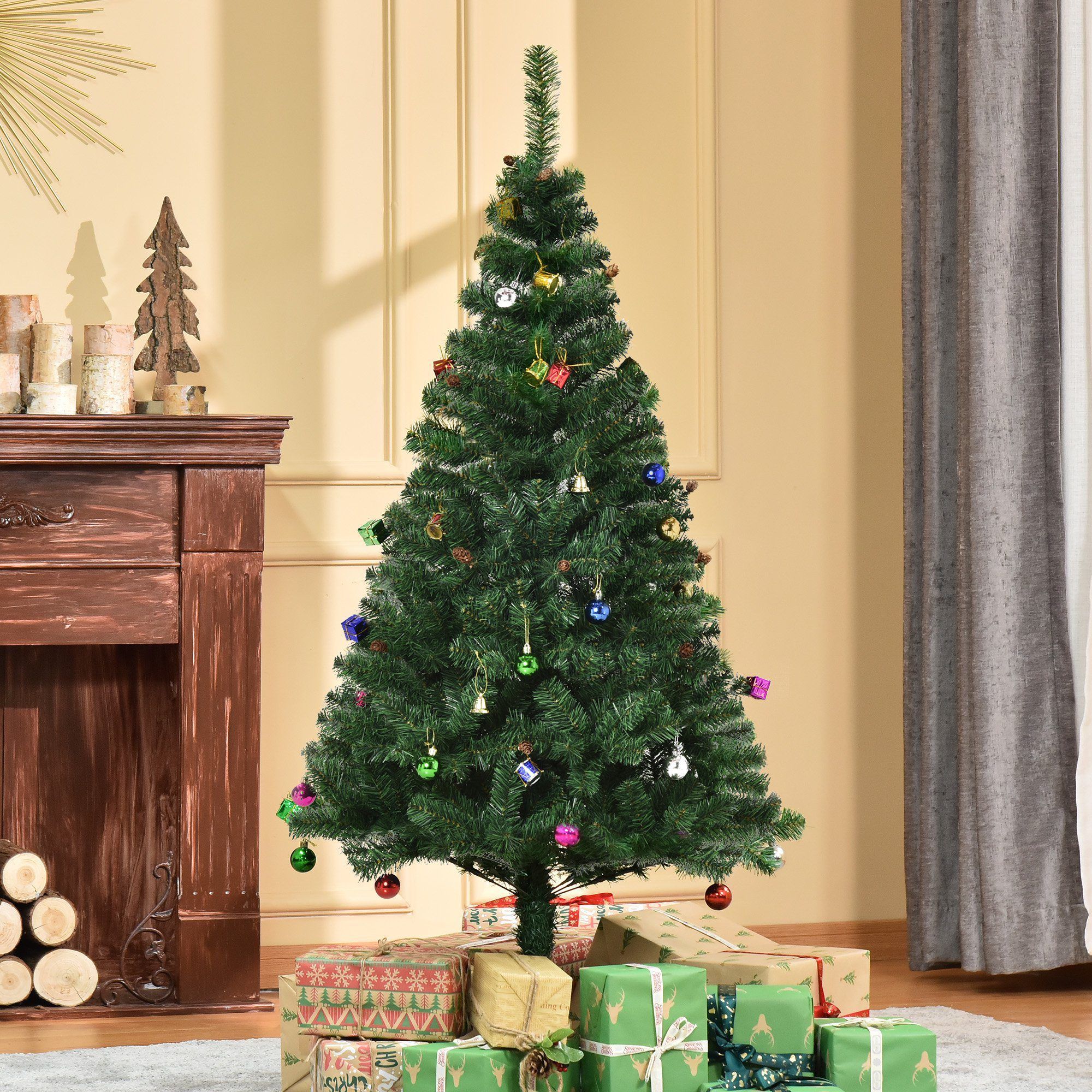 Árbol de Navidad verde alto y delgado sobre un fondo blanco.