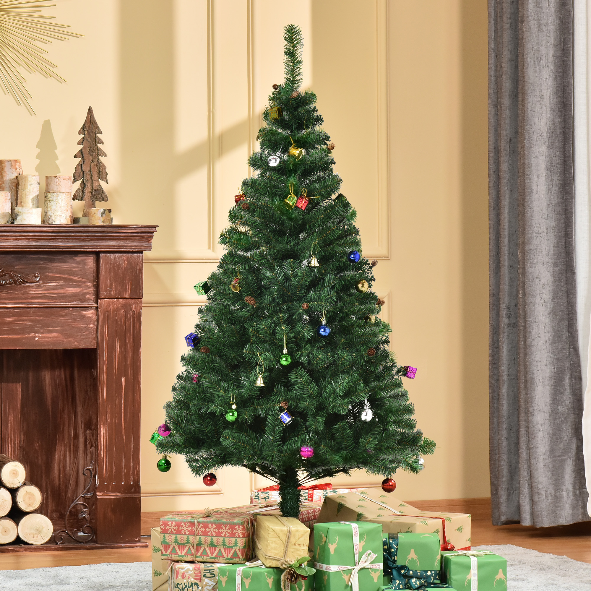 Árbol de Navidad con adornos y regalos en el suelo, en una habitación.