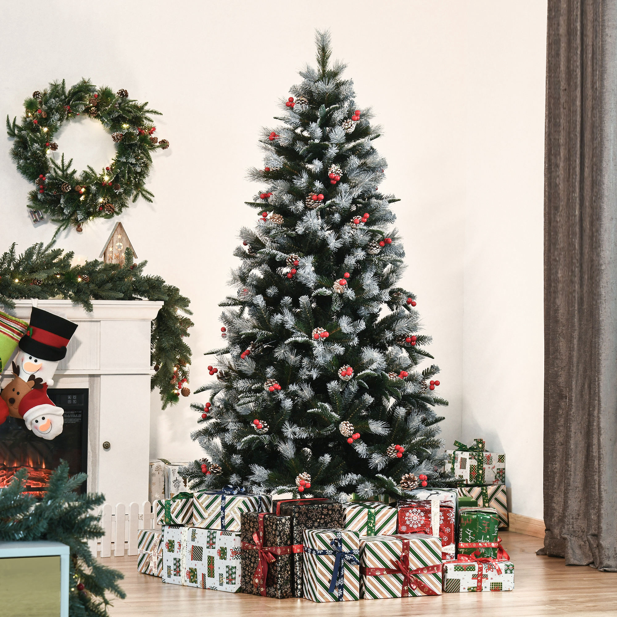 Un árbol de Navidad escarchado con adornos y regalos, colocado en una habitación con decoraciones festivas.