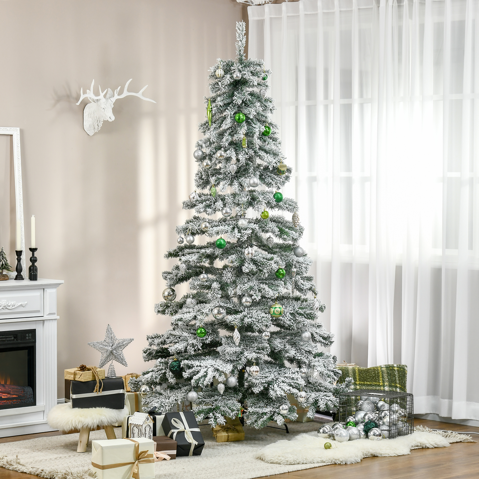 Un árbol de Navidad decorado, con regalos y decoración en un salón.