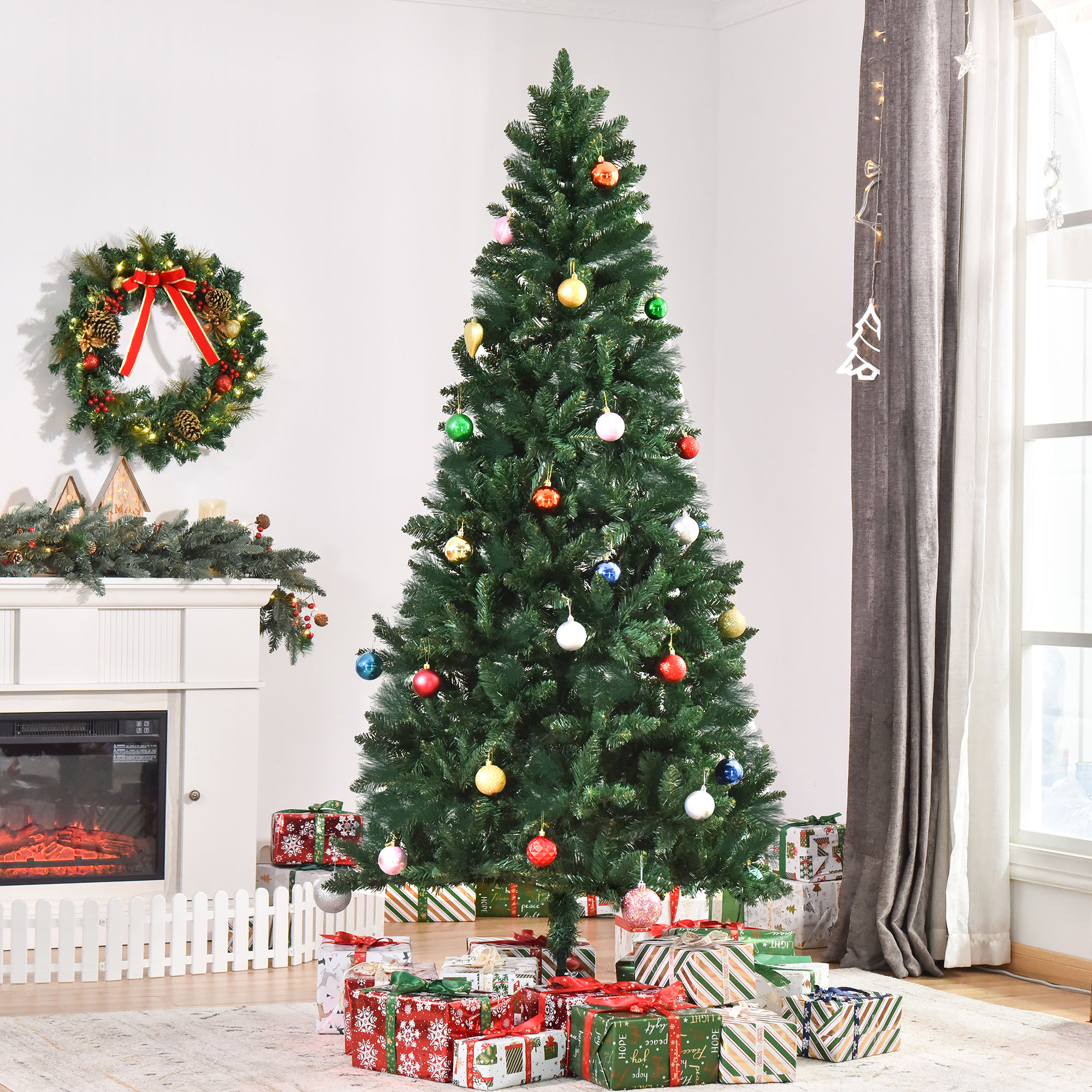 Árbol de Navidad con adornos y regalos, junto a chimenea y corona.
