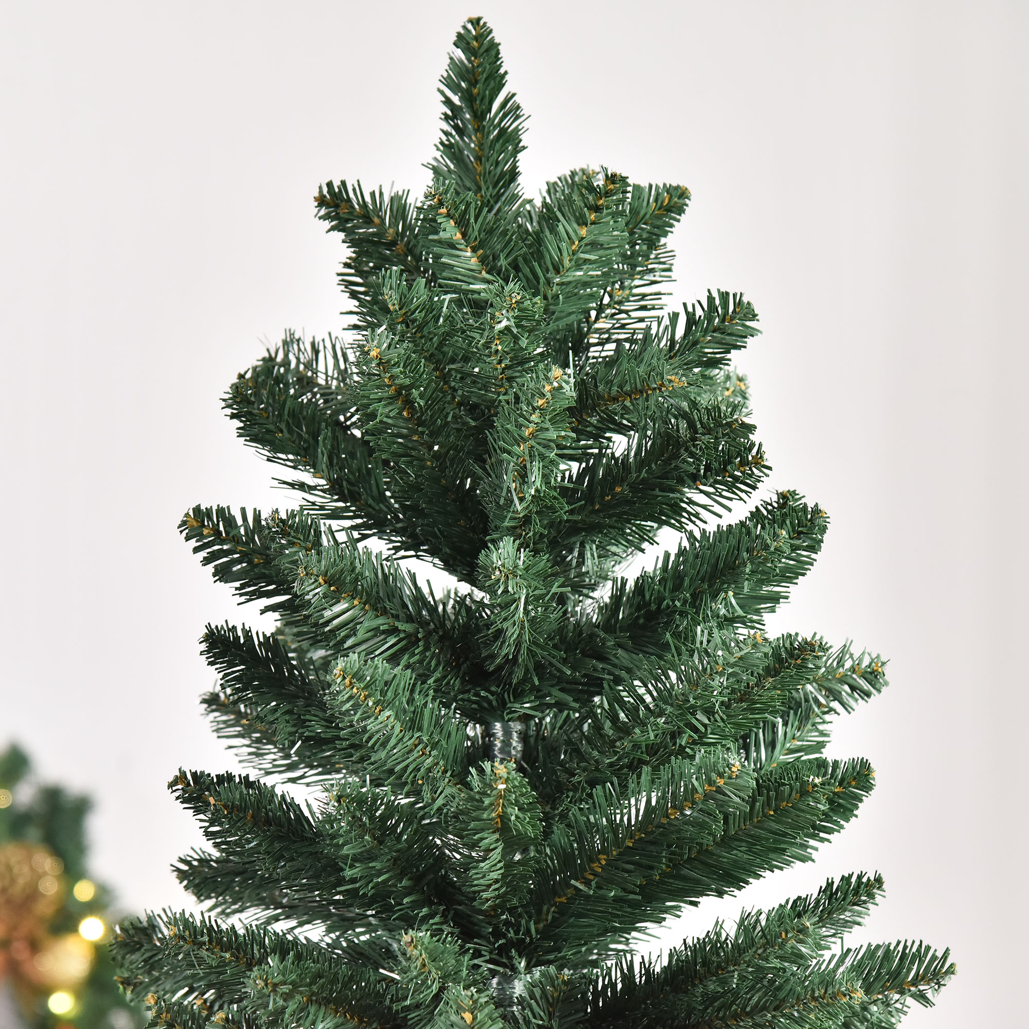 Detalle de árbol de Navidad verde. Fondo blanco.