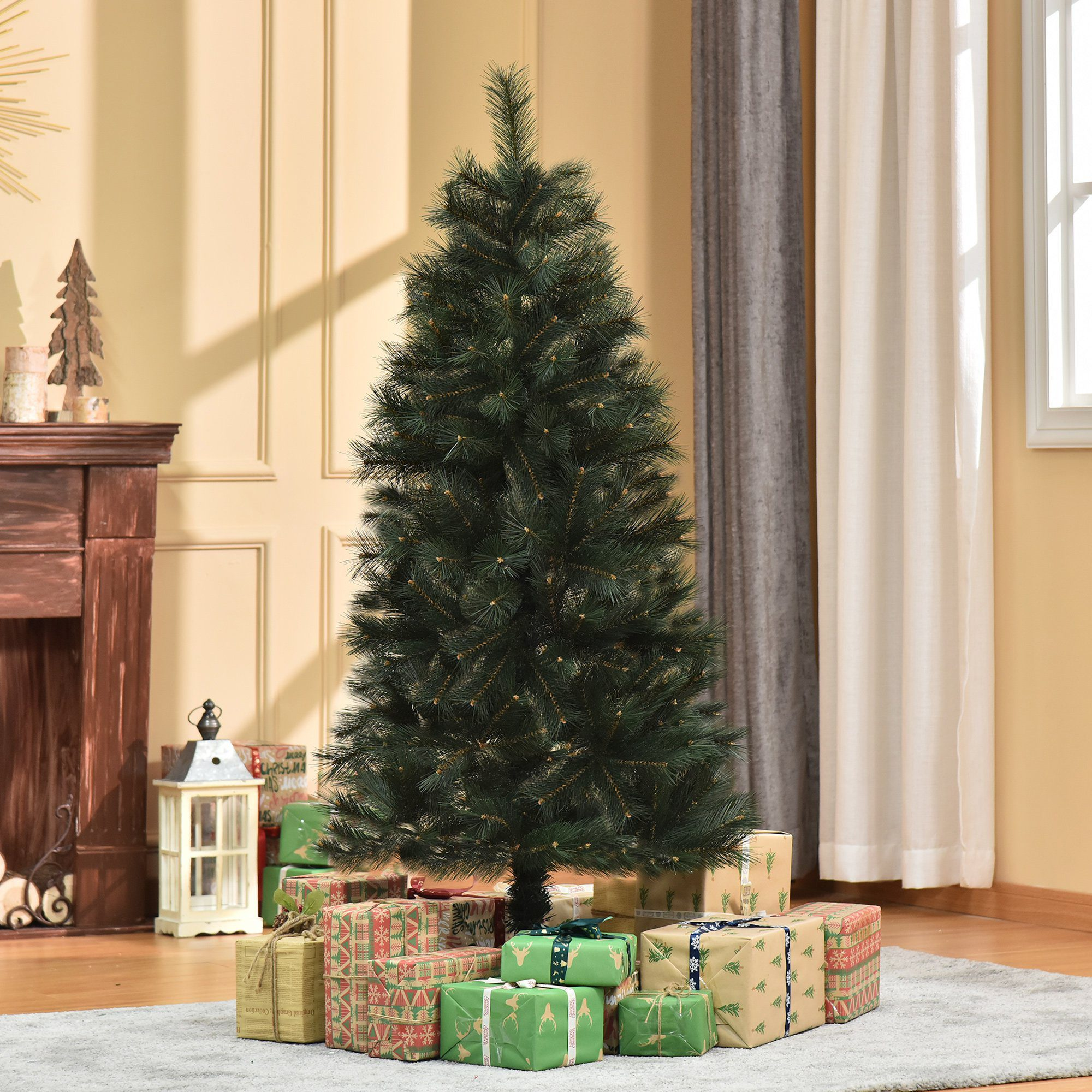 Un árbol de Navidad verde y alto decorado con luces, rodeado de regalos envueltos. Se ve una chimenea y una ventana.