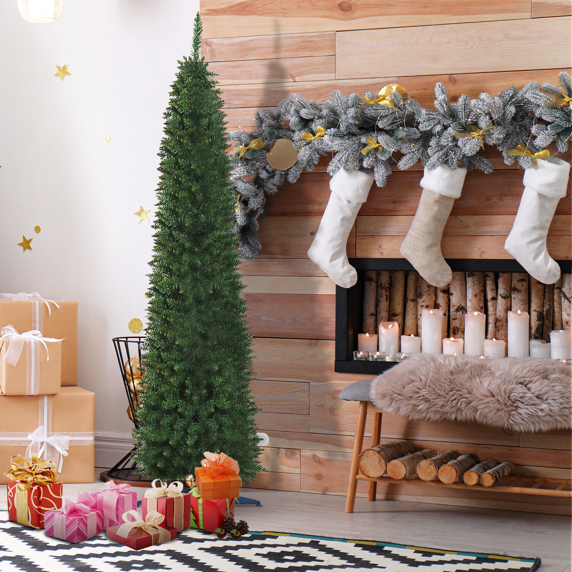 Árbol de Navidad verde con regalos. Chimenea con medias, guirnalda y alfombra en una habitación decorada.