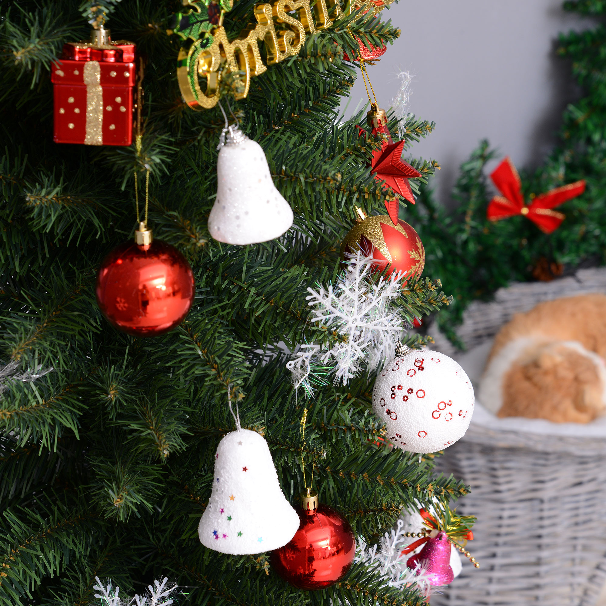 Primer plano de un árbol de Navidad decorado con adornos, campanas y una decoración de estrella.