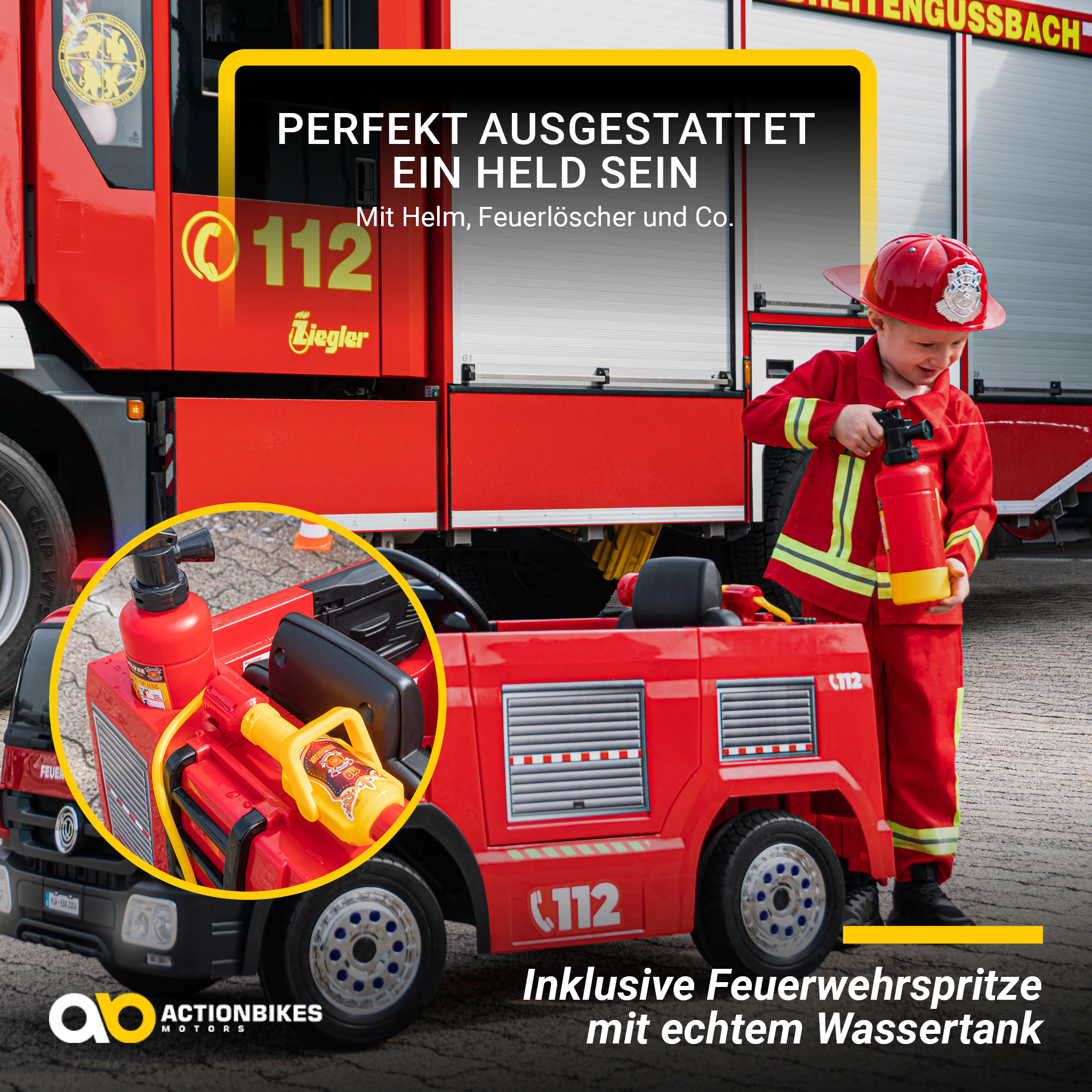 Ein Kind in einem Feuerwehrauto spielt mit einem Spielzeugfeuerlöscher. Text auf Deutsch.
