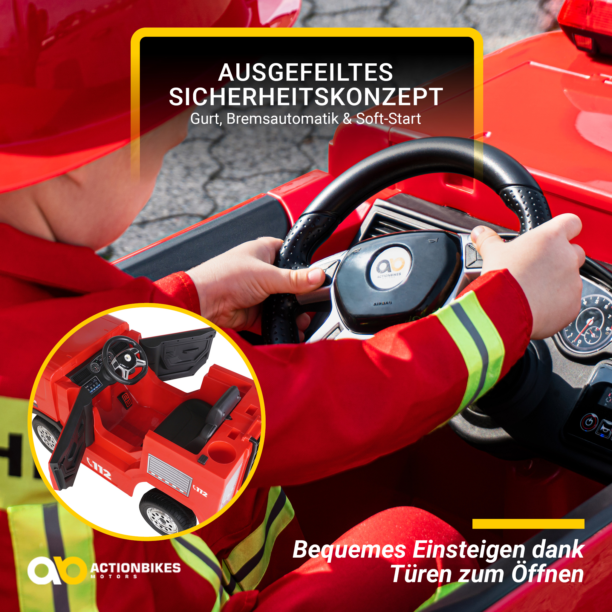 Kind im roten Anzug fährt rotes Spielzeugauto mit gelber Weste, hält das Lenkrad.