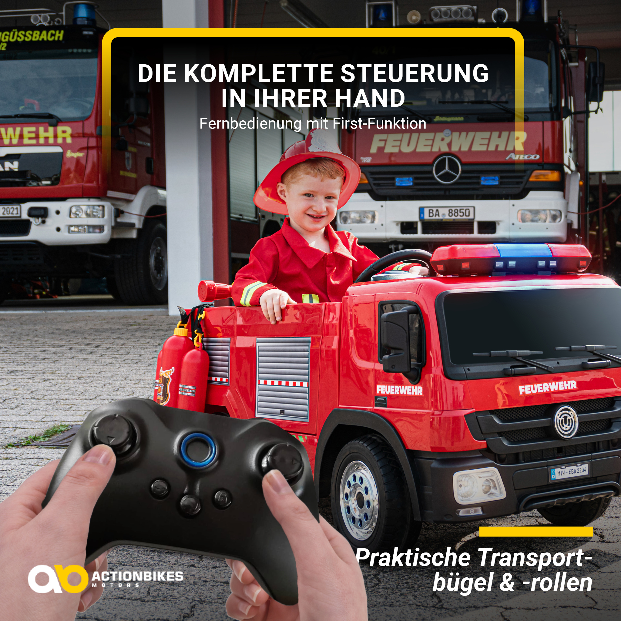 Ein Kind in einem Feuerwehrauto-Spielzeug, hält eine Fernbedienung. Feuerwehrautos im Hintergrund.