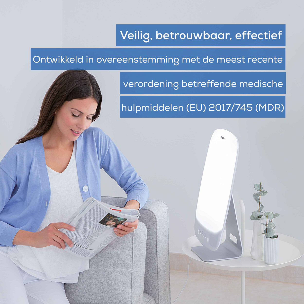 Frau liest vor einer Lichttherapielampe. Text auf der Lampe und in einer blauen Box beschreibt die Eigenschaften.