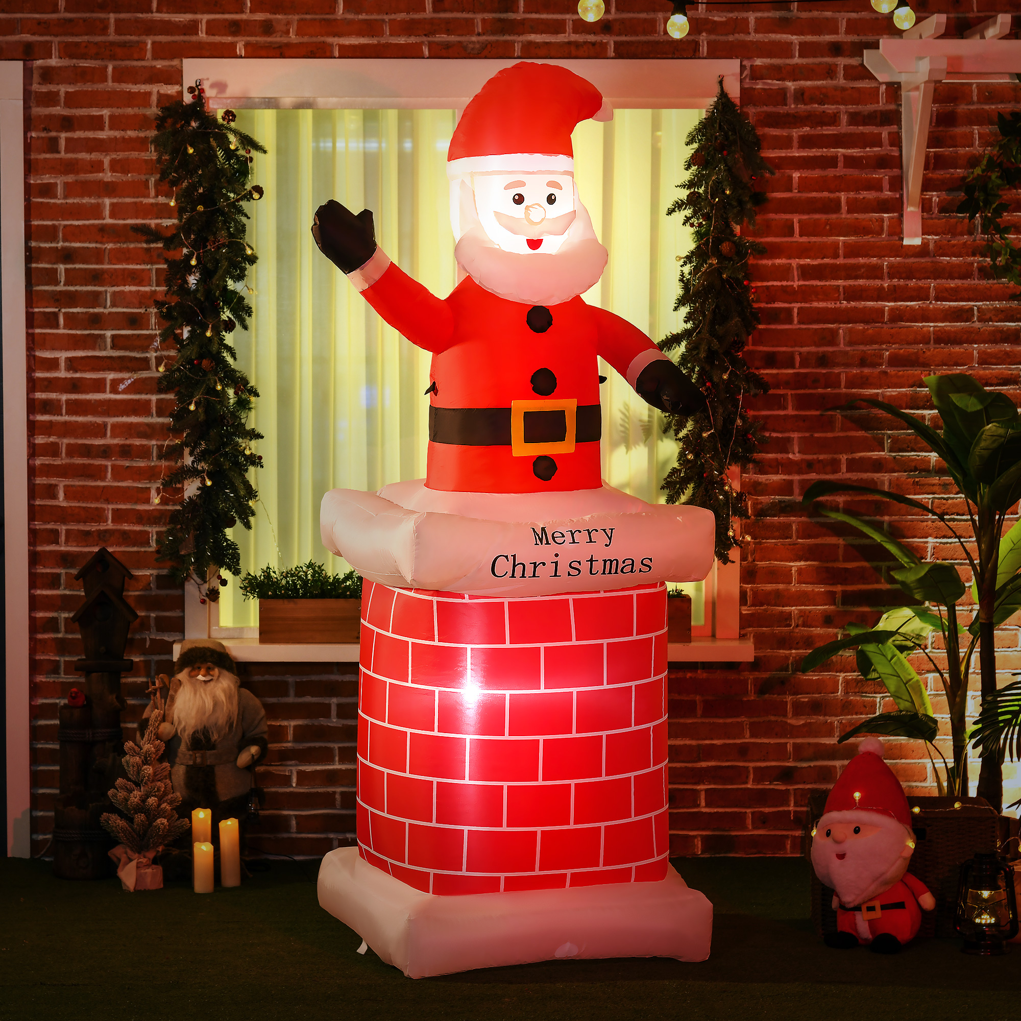 Un Papá Noel inflable en una chimenea, con una pared de ladrillos y decoraciones navideñas.