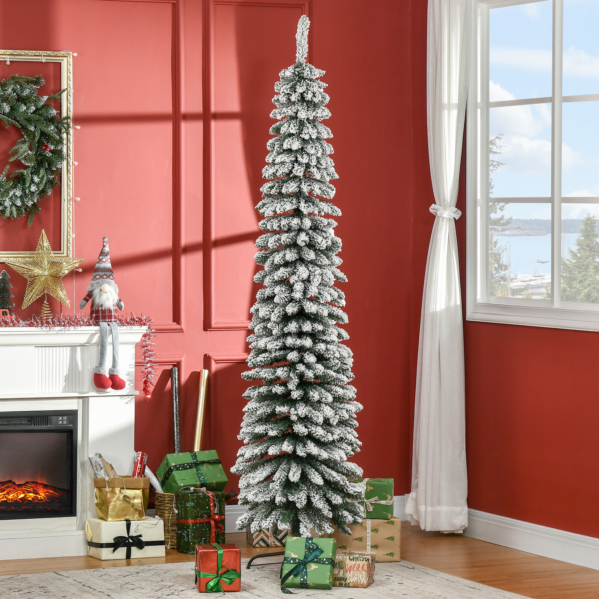 Un árbol de Navidad alto y nevado decorado y colocado en una habitación con regalos.