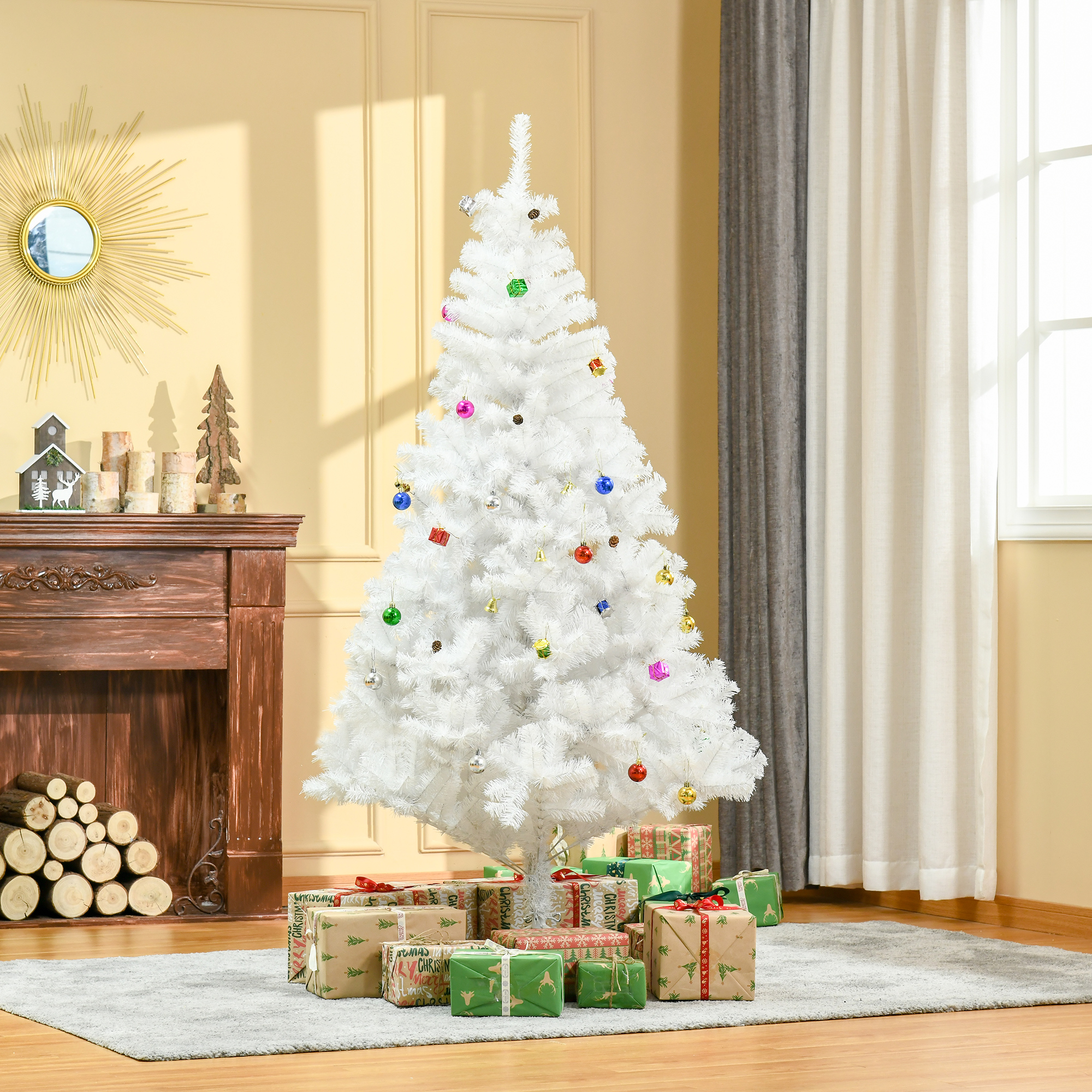 Un árbol de Navidad blanco decorado con adornos coloridos, en una habitación con regalos y una chimenea.