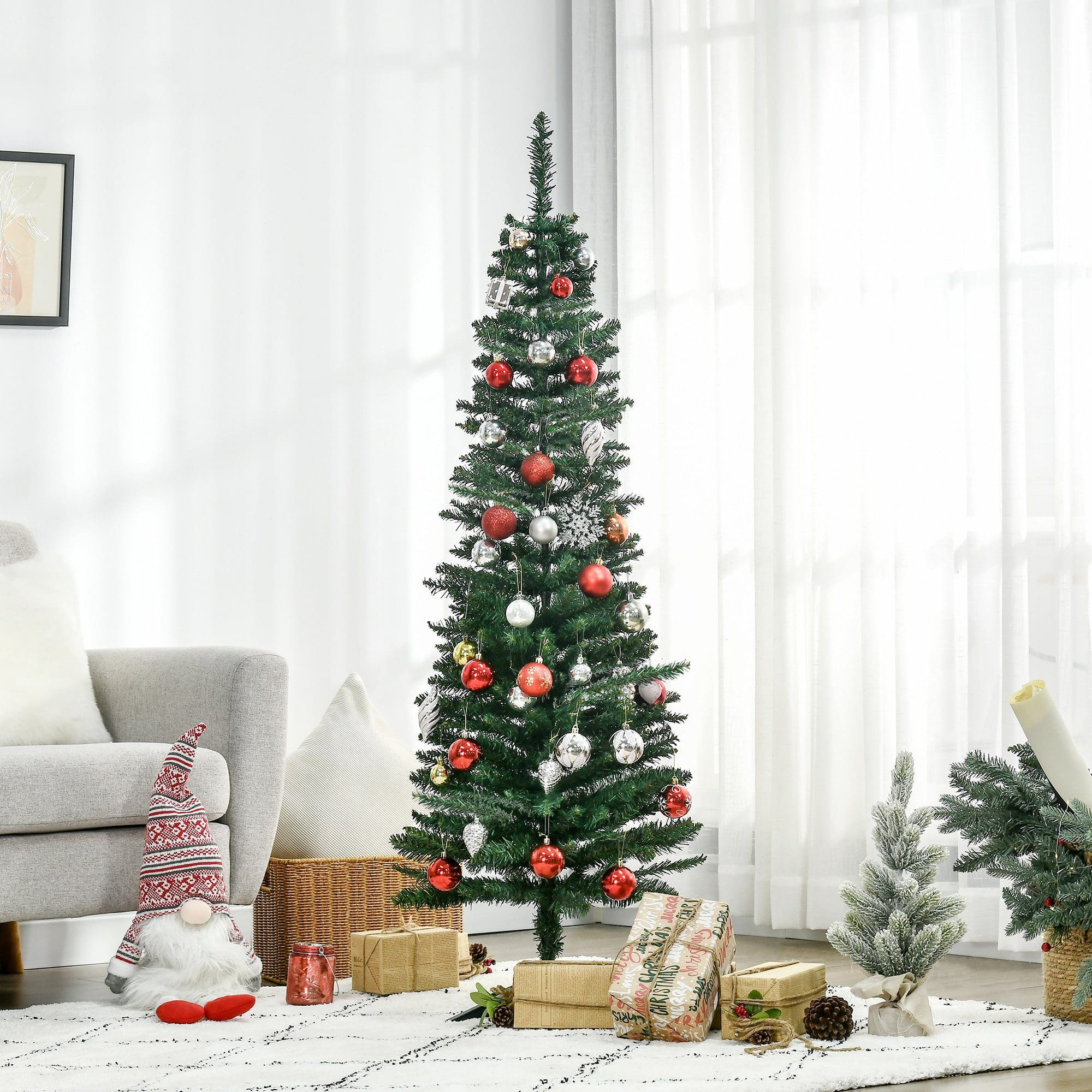 Árbol de Navidad con adornos rojos, plateados y dorados, decorando sala de estar.