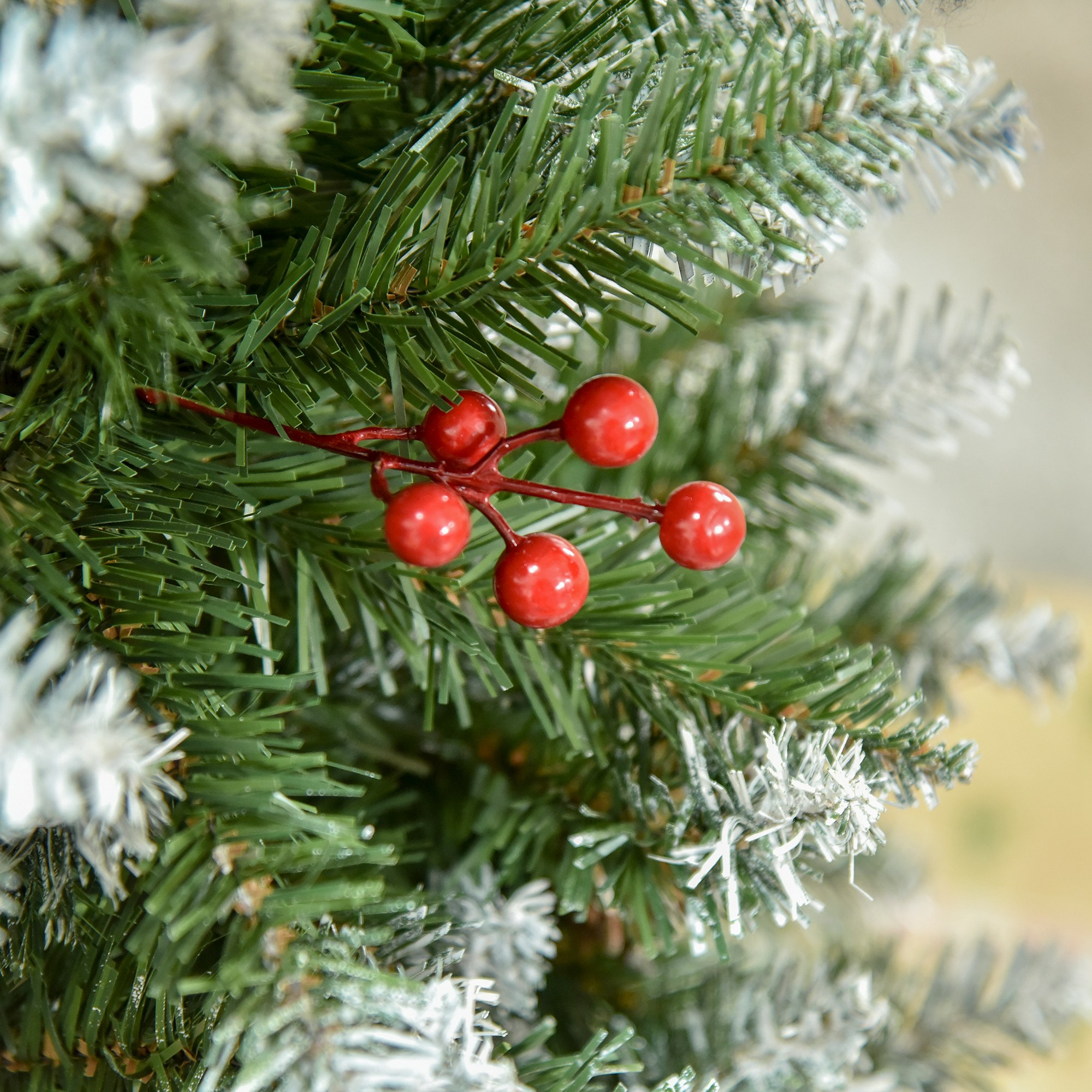 Primer plano de bayas rojas en una rama de un árbol de Navidad.