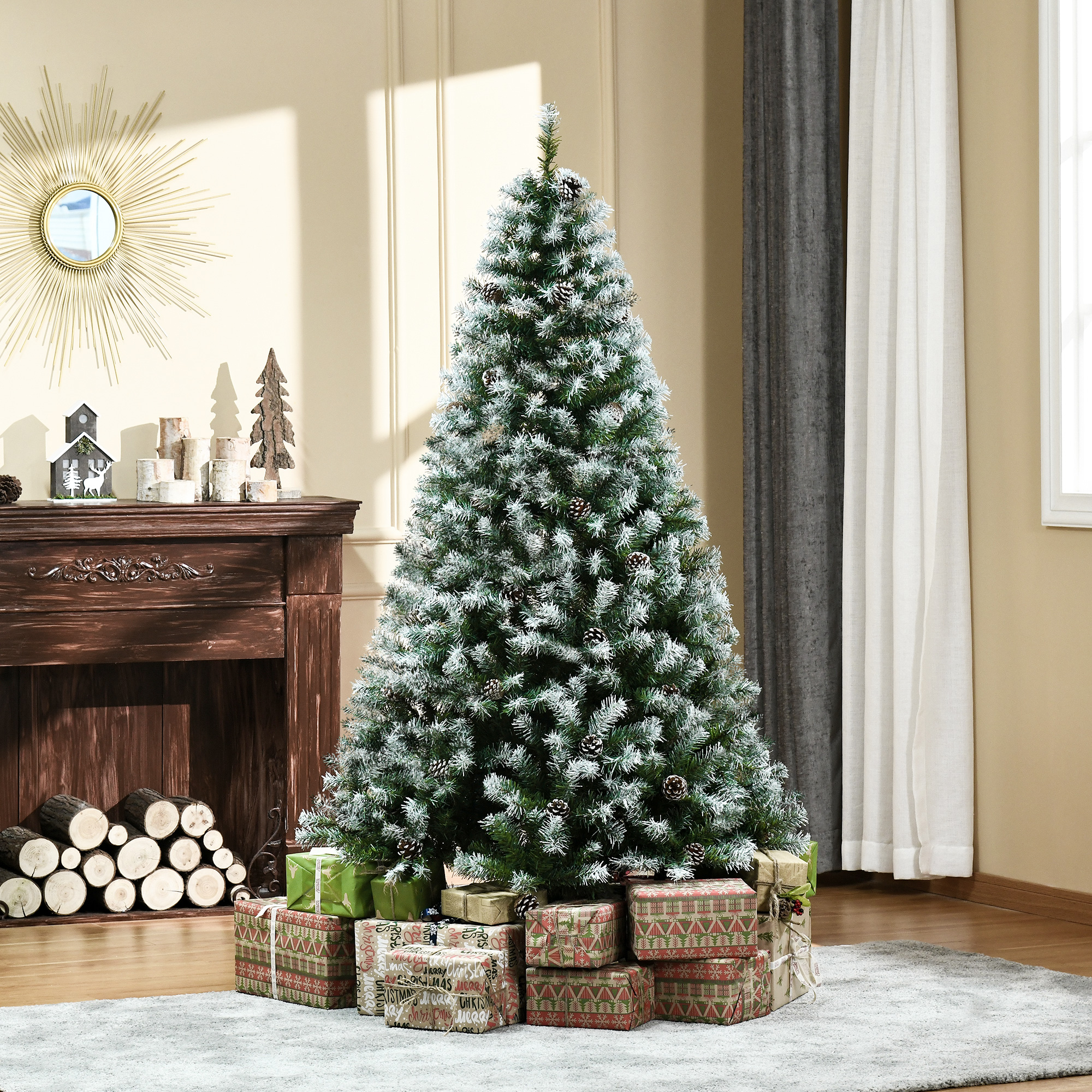 Un gran árbol de Navidad con nieve, regalos y una chimenea. La habitación está decorada para Navidad.