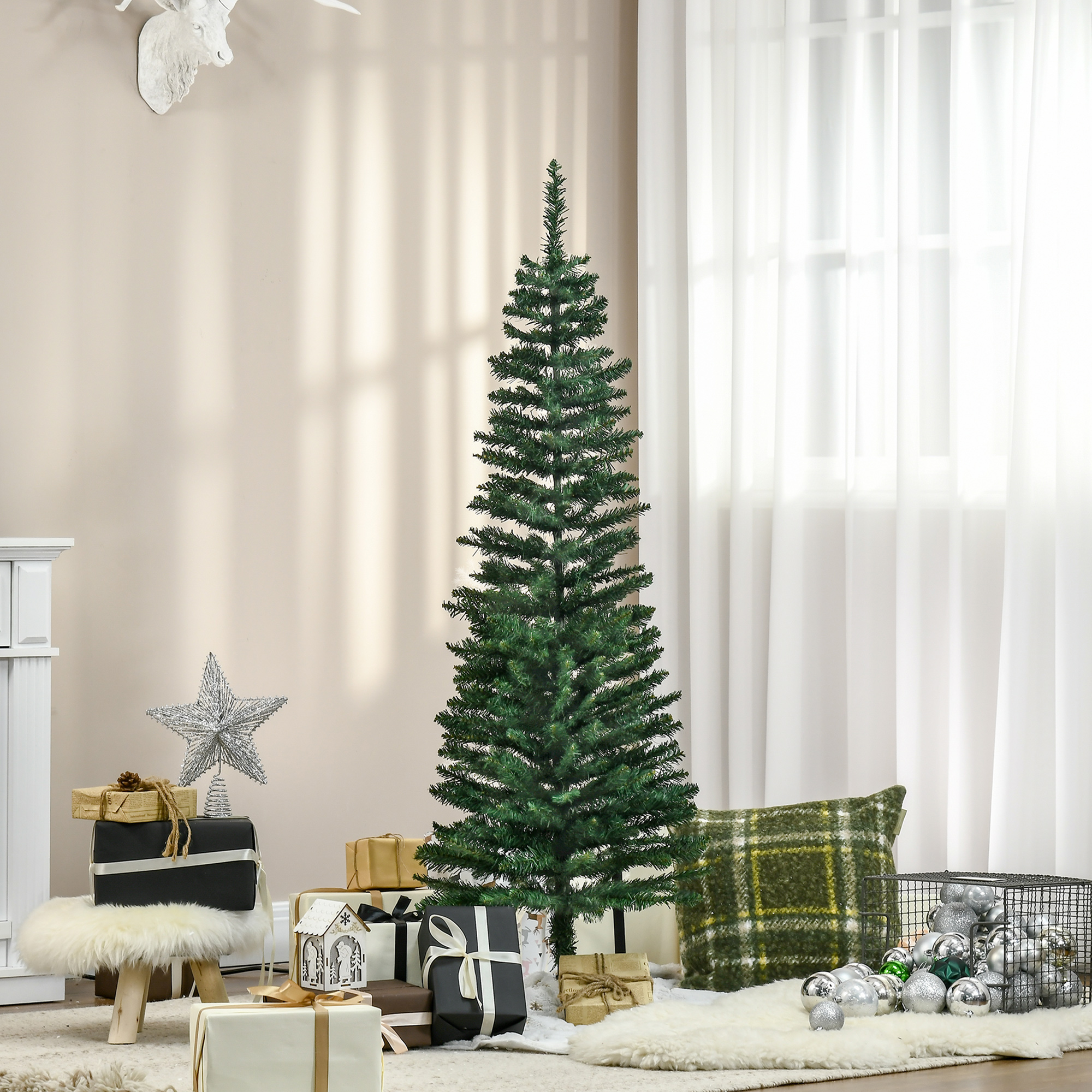 Un árbol de Navidad alto y delgado está en una habitación con regalos y decoraciones.