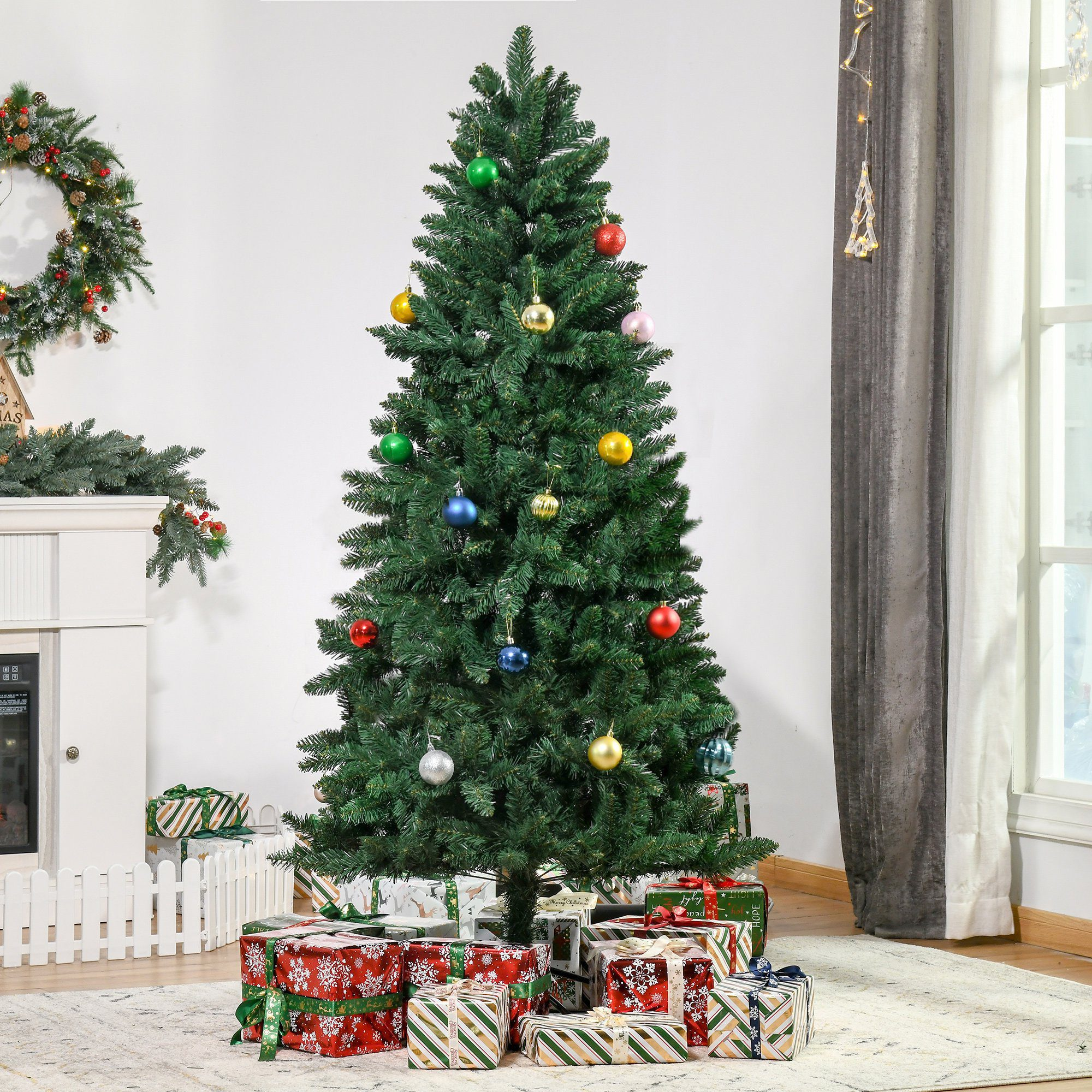 Un árbol de Navidad decorado con adornos y regalos debajo, en un entorno de sala de estar.
