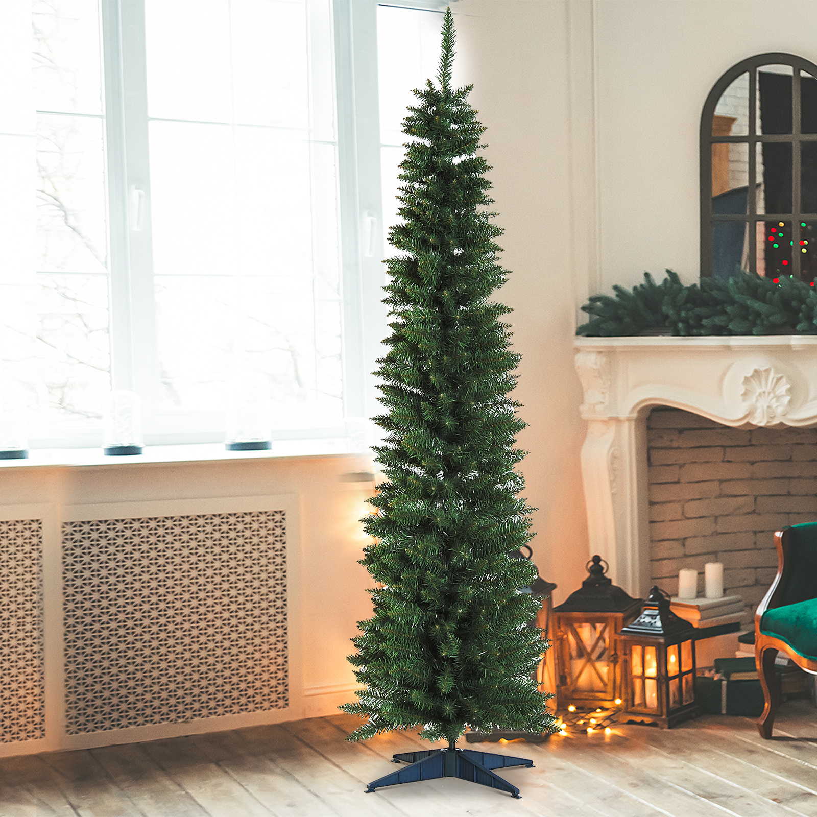 Un árbol de Navidad alto y verde en una habitación. Está frente a una ventana y una chimenea.