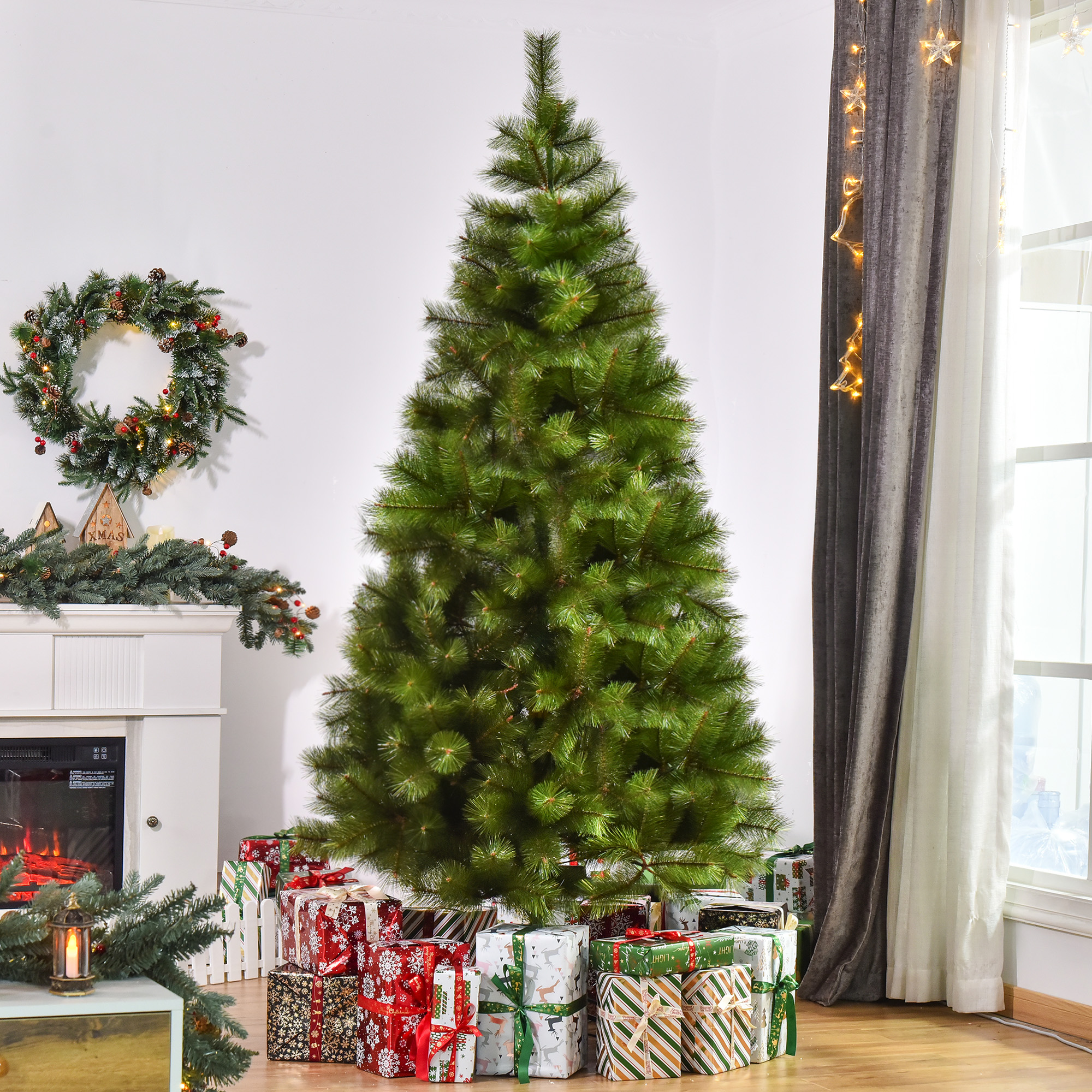 Árbol de Navidad verde con regalos debajo. Corona, chimenea y ventana en el fondo.