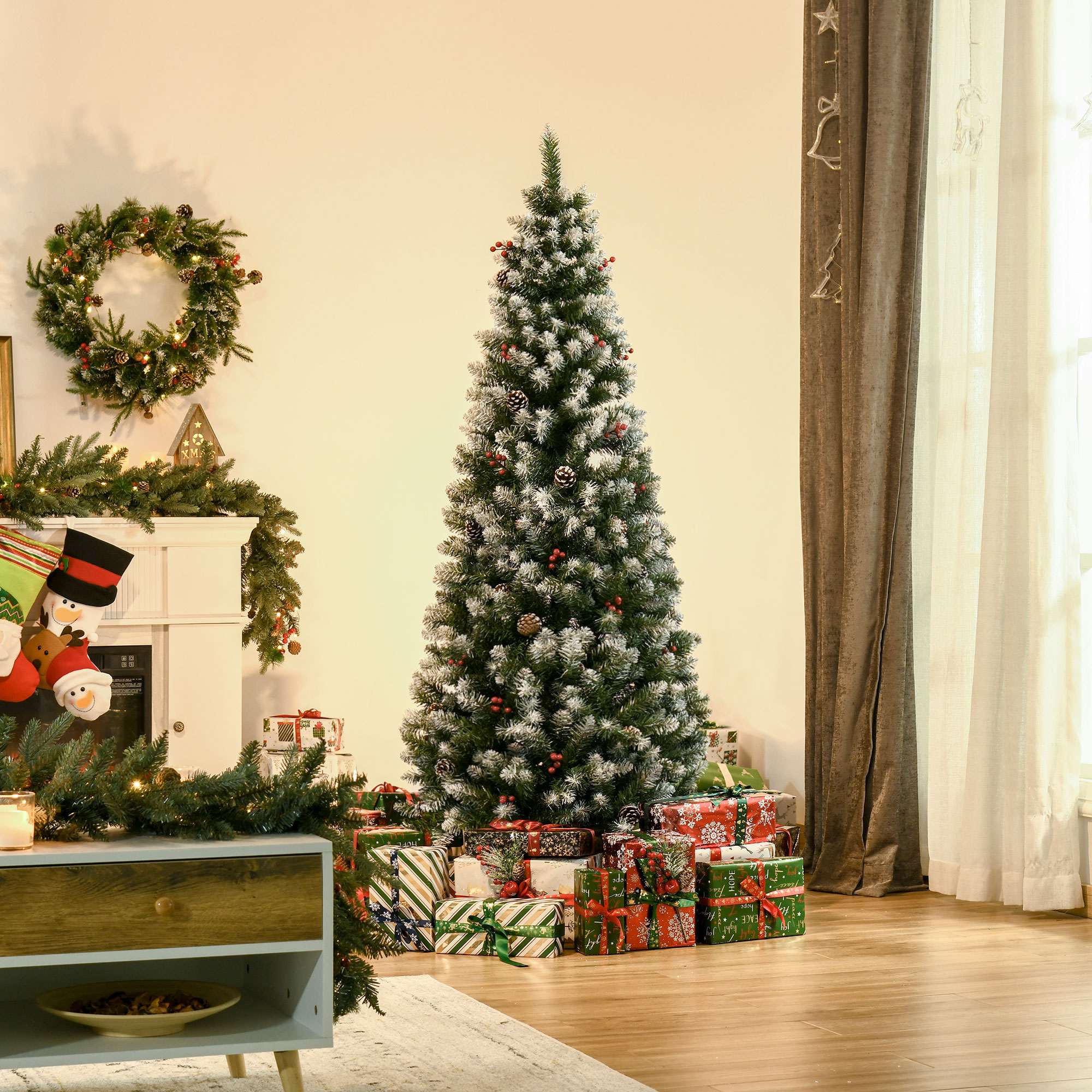 Un árbol de Navidad cubierto de nieve con regalos y chimenea en el fondo.