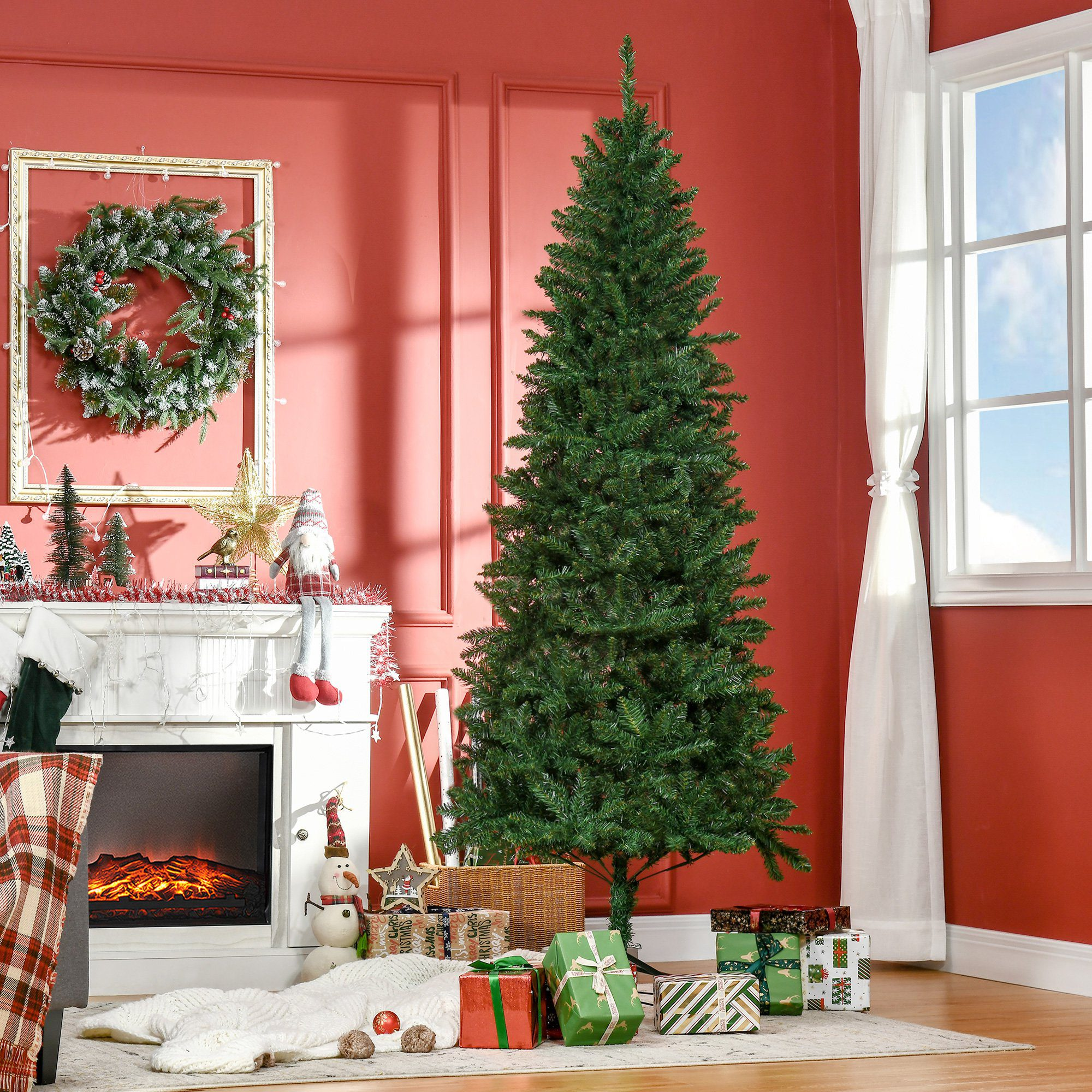 Árbol de Navidad en la sala de estar. Regalos, chimenea, corona y otras decoraciones.