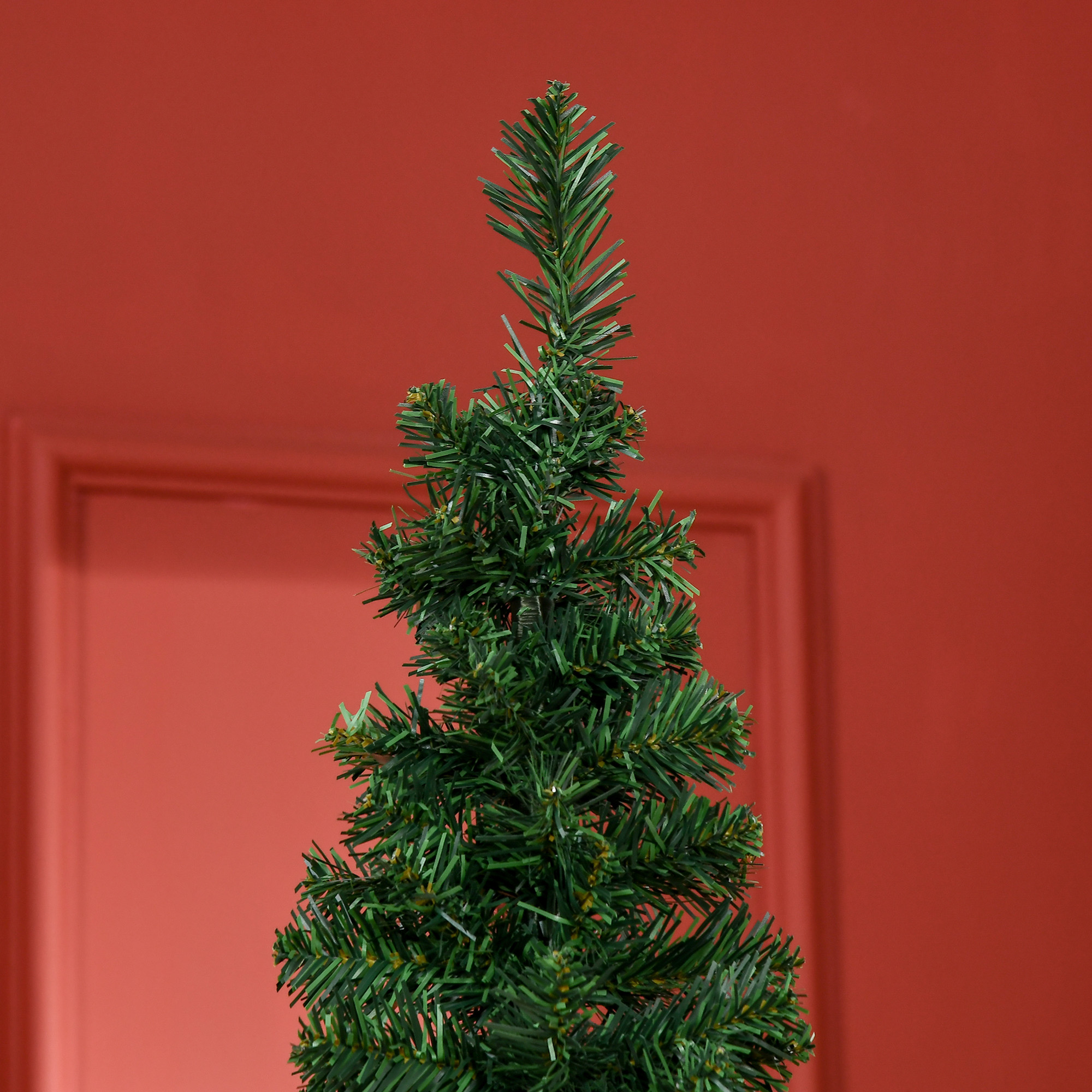 Parte superior del árbol de Navidad sobre un fondo rojo.