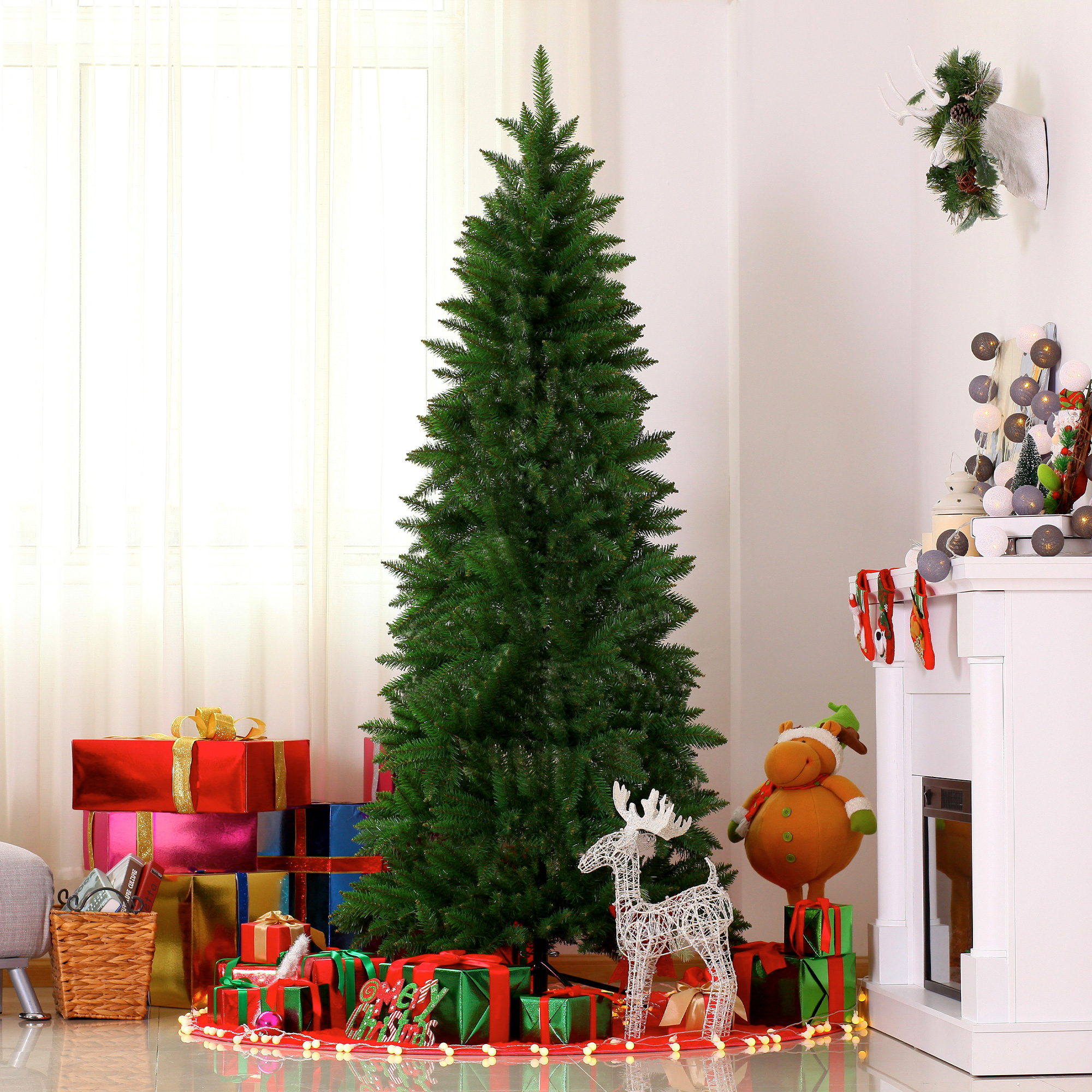 Árbol de Navidad verde, decorado, y regalos. Chimenea y pared blancas. Escena acogedora.