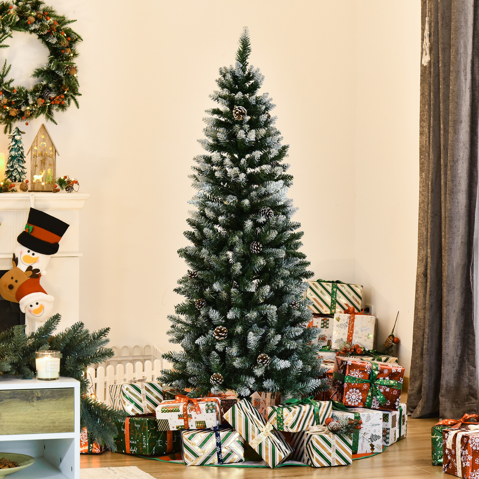 Un árbol de Navidad decorado con regalos. Una corona cuelga sobre una chimenea con calcetines.