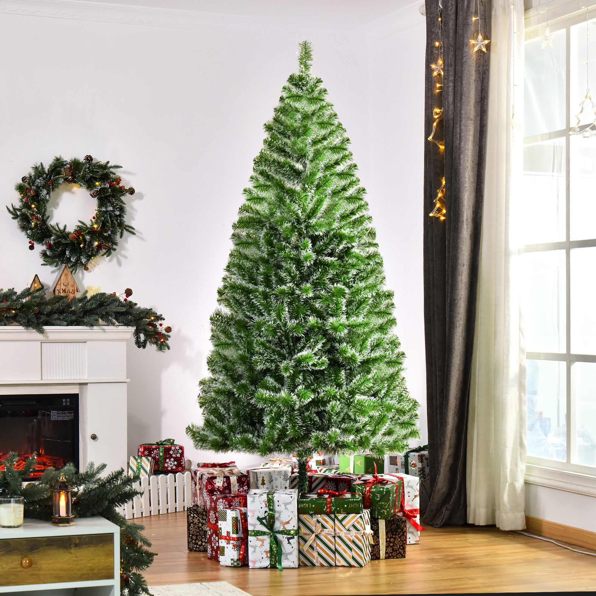 Árbol de Navidad en sala con regalos. Corona en la pared y decoraciones en la chimenea.
