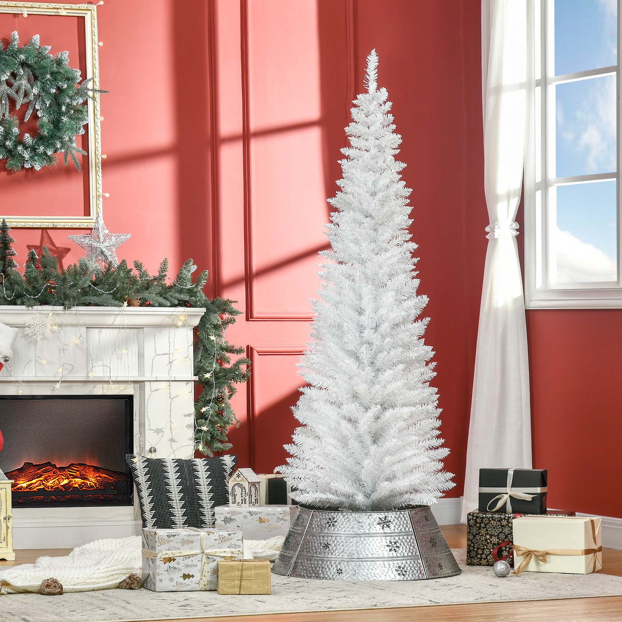 Árbol de Navidad blanco en una habitación con pared roja, decorado con una estrella, regalos y chimenea.