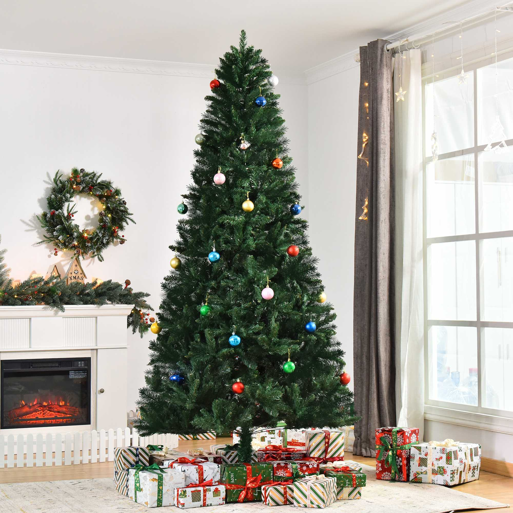 Árbol de Navidad con adornos y regalos envueltos. Chimenea, corona y ventana en el fondo.