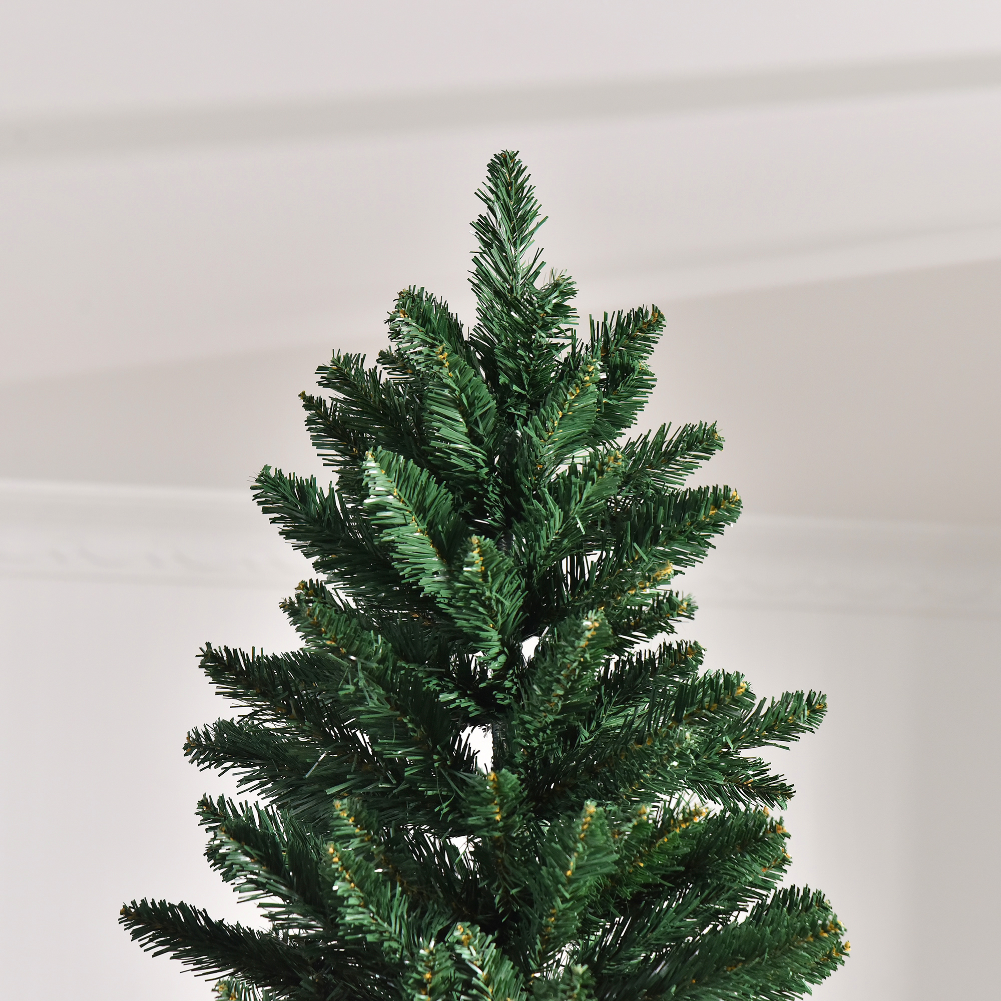 Primer plano de la parte superior de un árbol de Navidad verde. Enfoque en agujas y ramas.